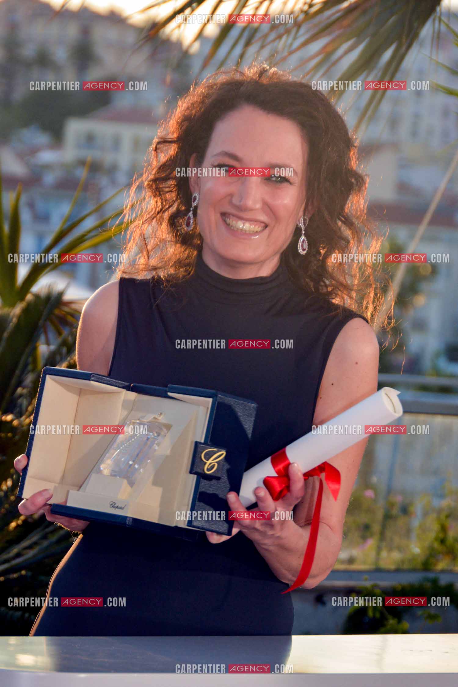 Clôture du  77ème Festival de Cannes et remises des Palmes d'or. Coralie Fargeat pose avec le prix du « meilleur scénario » pour « la substance » lors de la conférence photo Palme D'Or.