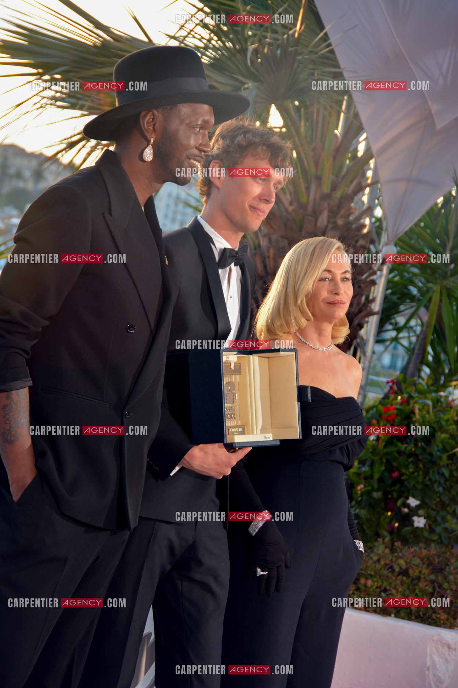 Clôture du  77ème Festival de Cannes et remises des Palmes d'or. Le rappeur et réalisateur belge Baloji, Halfdan Ullmann Tøndel et Emmanuelle Béart lors du photocall de la Palme D'Or.