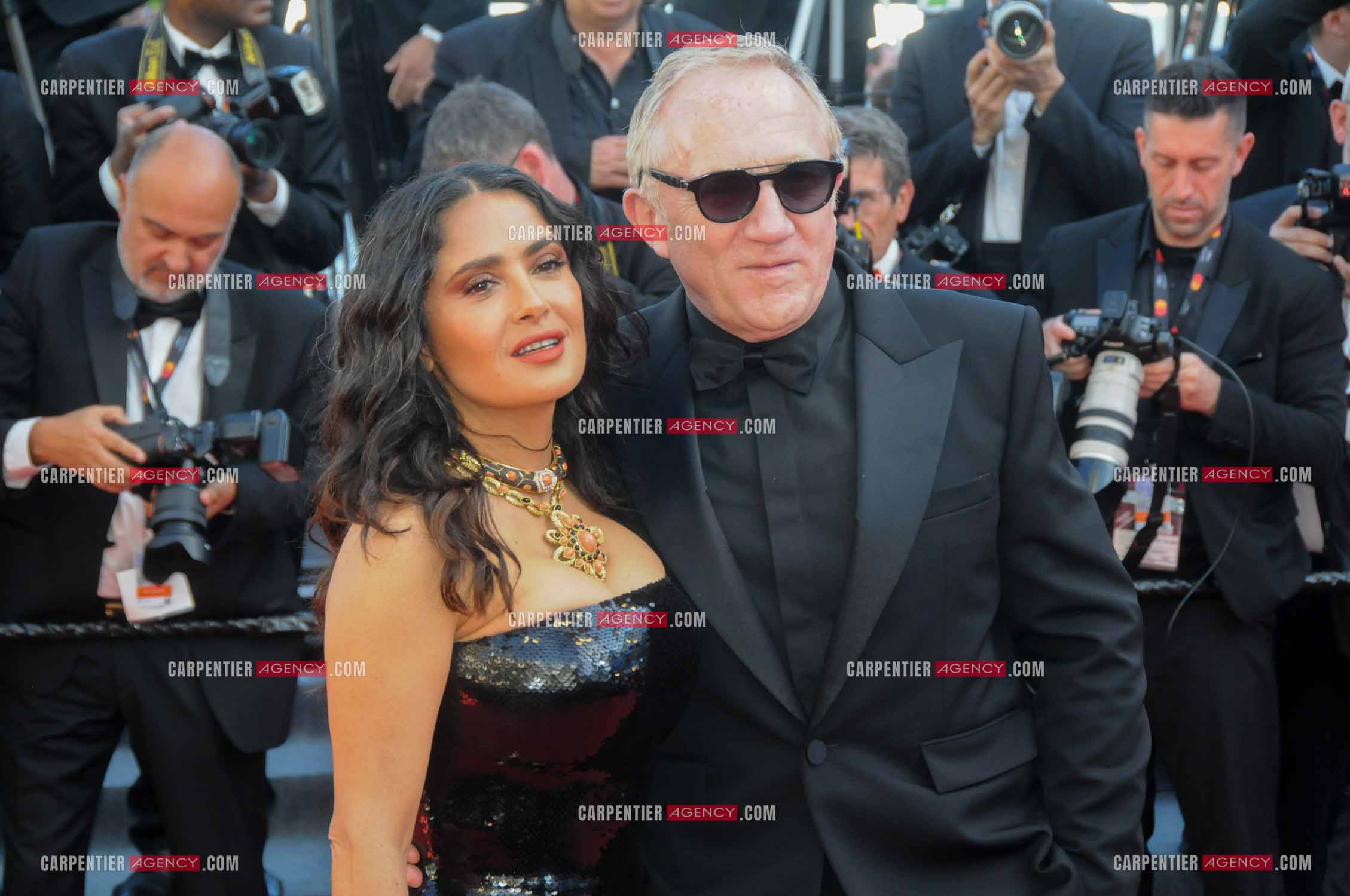 Ouverture du  77ème Festival de Cannes du 14 au 25 mai 2024. Montée des marches du film “ Emilia Perez “. L'actrice Salma Hayek et son mari François-Henri Pinault.
