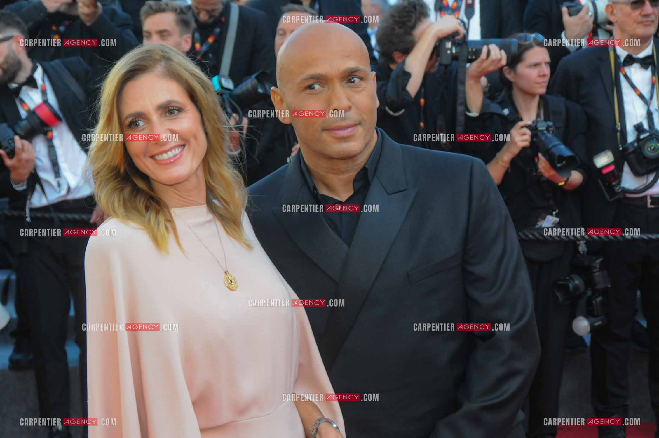 Ouverture du  77ème Festival de Cannes du 14 au 25 mai 2024. Montée des marches du film “ Emilia Perez “. Eric Judor et sa femme.