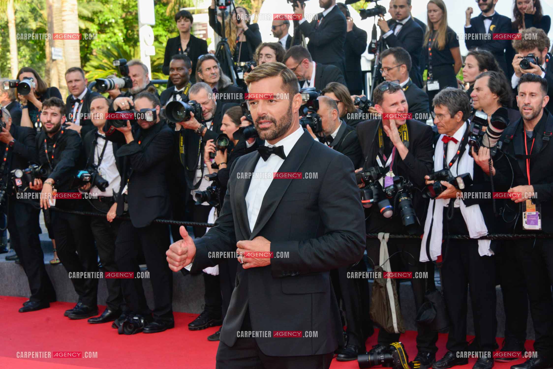 Pour le 9 èm jour du Festival de Cannes, le chanteur Ricky Martin monte les marches pour la projection en avant-première mondiale du film “ Elvis “.
