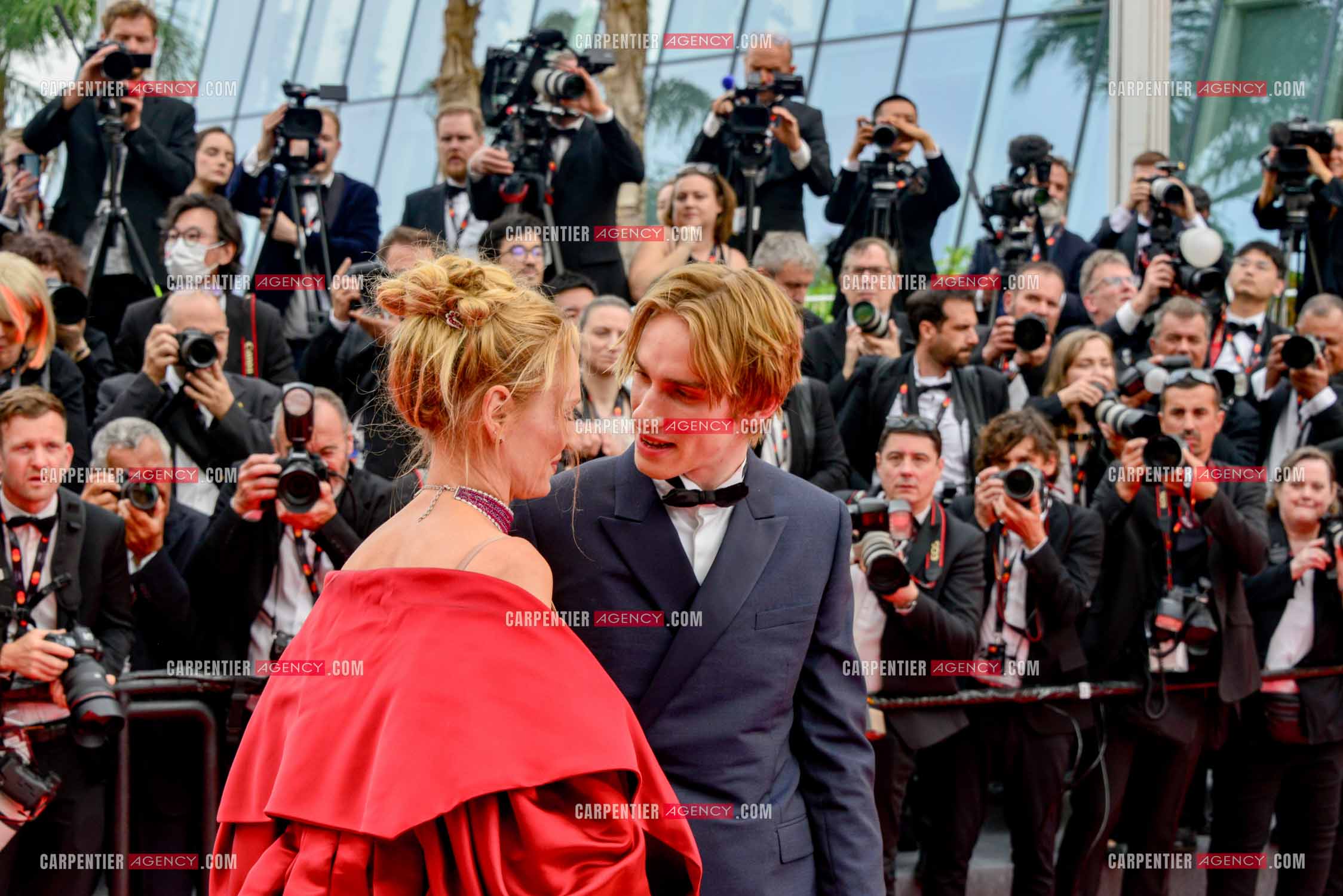 Festival de Cannes 2023. 76e édition, du 16 au 27 mai 2023 au Palais des festivals, à Cannes. L'actrice américaine Uma Thurman et son fils Thurman Hawke assistent à la cérémonie d'ouverture et à la projection du film “ Jeanne du Barry “.