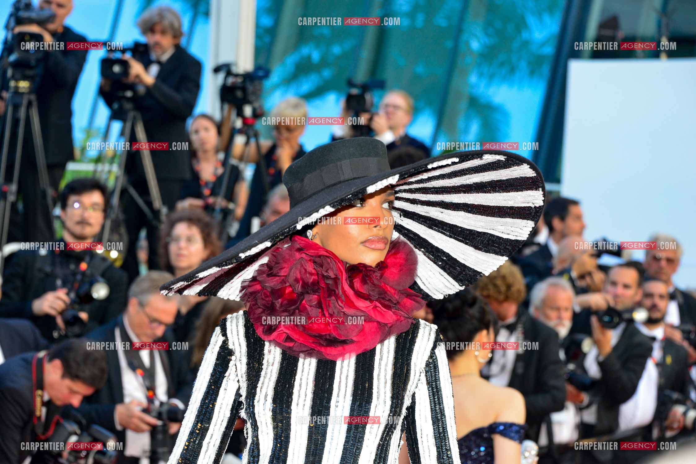 Festival de Cannes 2023. 76e édition du 16 au 27 mai 2023 au Palais des festivals, à Cannes. Le mannequin britannique Ikram Abdi Omar assiste à la cérémonie de clôture et à la projection du film “ Élémentaire  “.