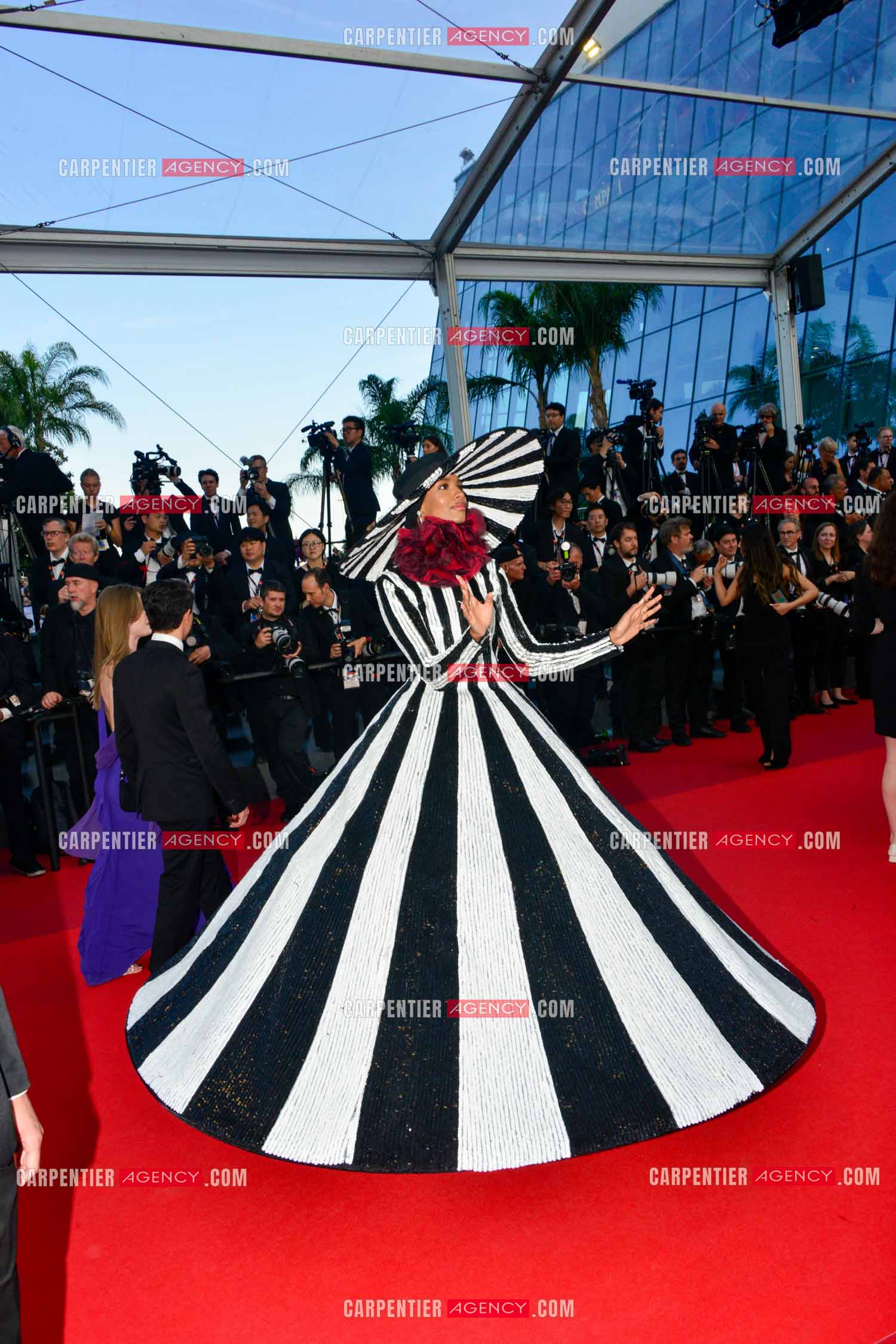 Festival de Cannes 2023. 76e édition du 16 au 27 mai 2023 au Palais des festivals, à Cannes. Le mannequin britannique Ikram Abdi Omar assiste à la cérémonie de clôture et à la projection du film “ Élémentaire  “.
