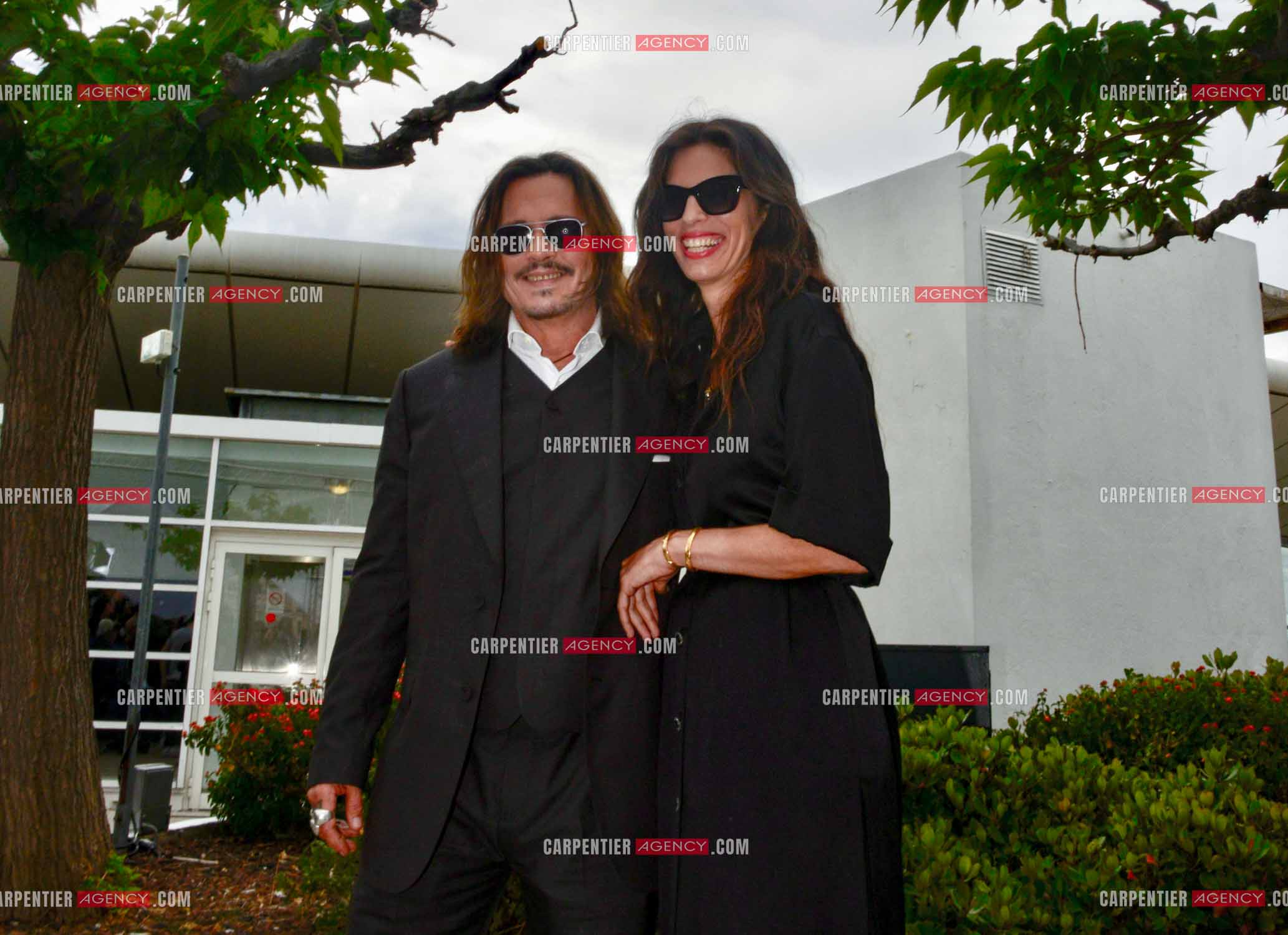 L'acteur Américain Johnny Depp et l'actrice Française  Maïwenn Le Besco - Photocall pour le film " Jeanne du Barry " au Palais des Festivals à Cannes. Le 17 mai 2023.