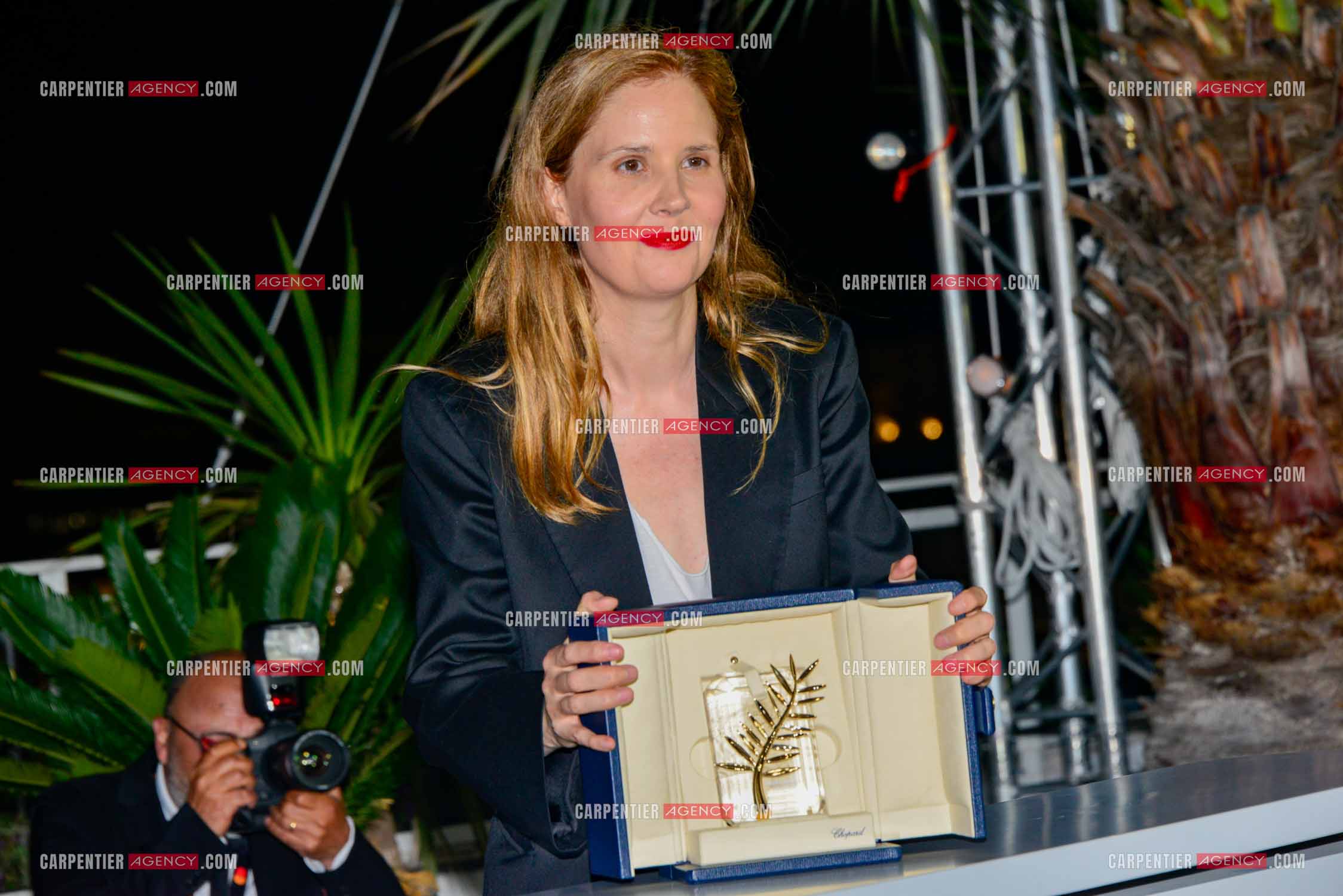 Festival de Cannes 2023. 76e édition, du 16 au 27 mai 2023 au Palais des festivals, à Cannes. L'actrice et réalisatrice française Justine Triet remporte la Palme d'or pour son film “ Anatomie d'une chute “ et devient la troisième réalisatrice sacrée dans l’histoire du Festival.