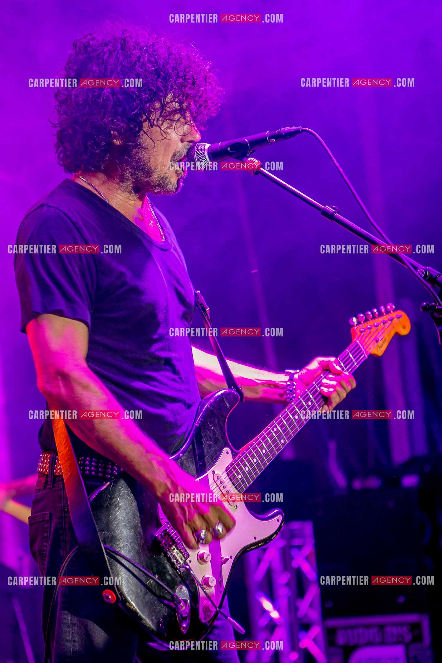 Le guitariste Yarol Poupaud en concert.