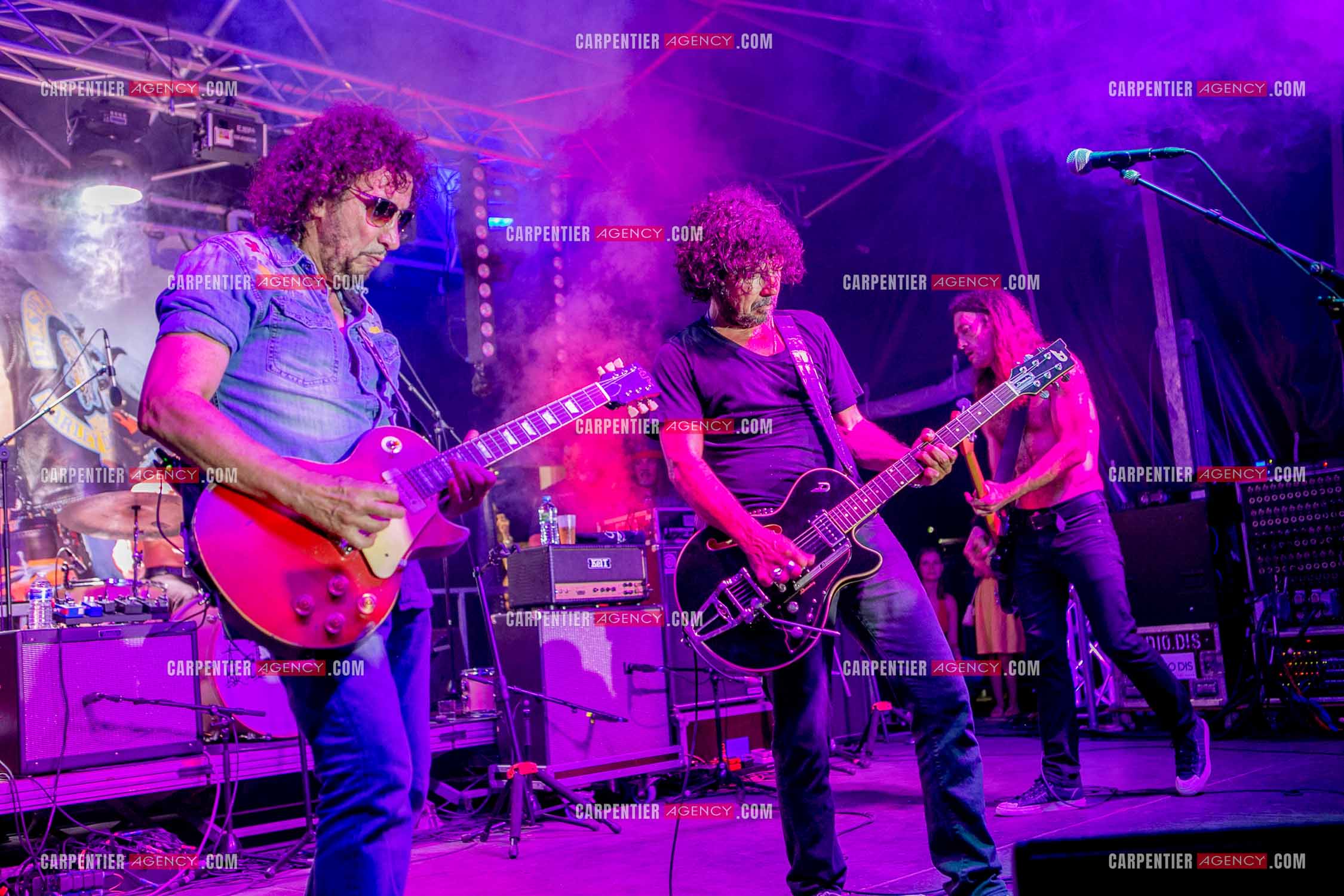 Les deux guitaristes Yarol Poupaud et Norbert Krief dit Nono en concert.