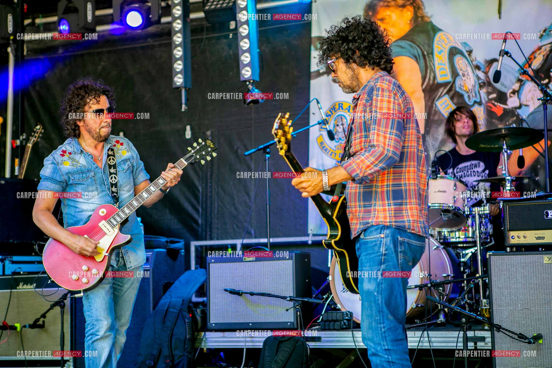 Les deux guitaristes Yarol Poupaud et Norbert Krief dit Nono en concert.