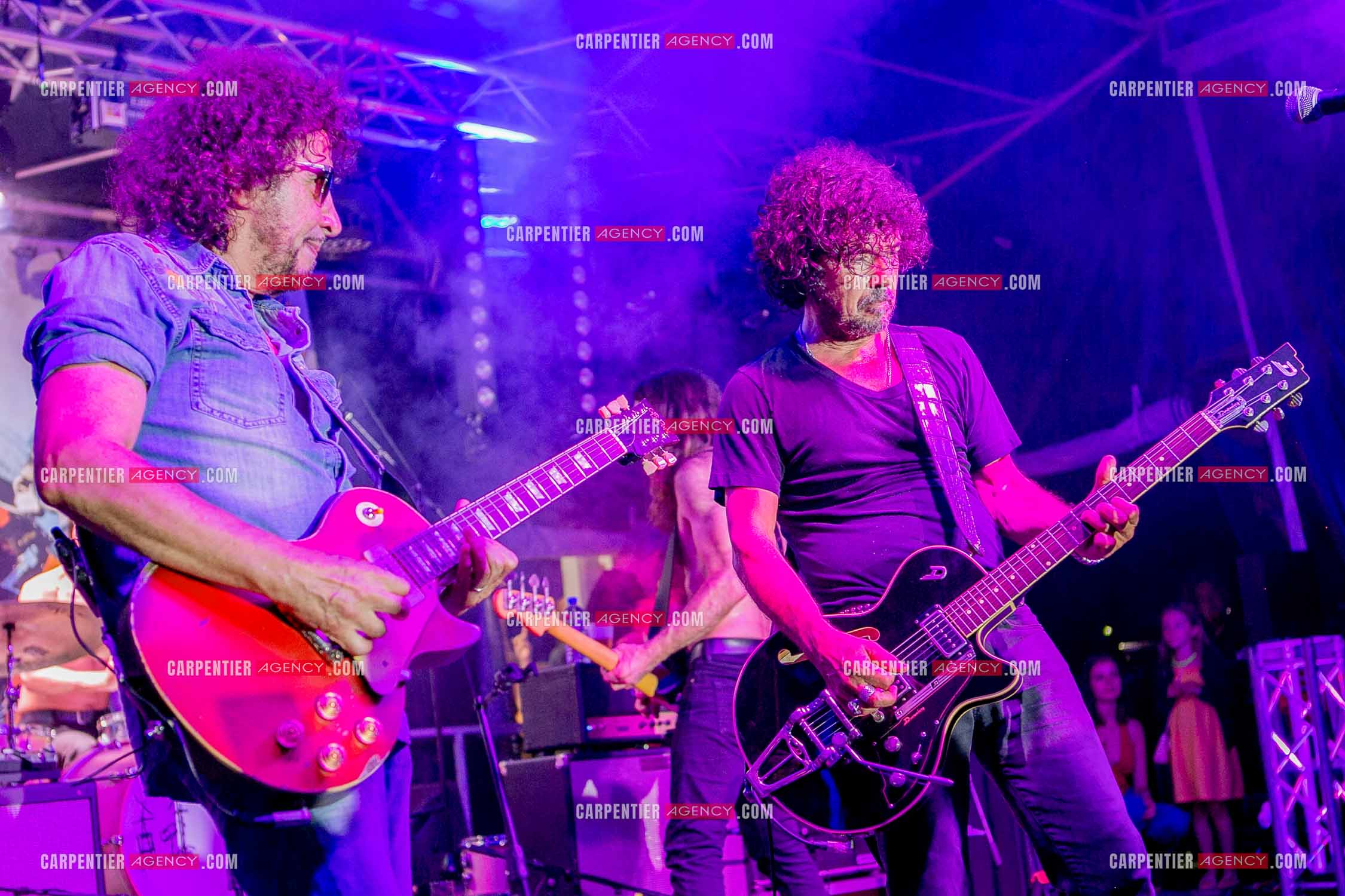 Les deux guitaristes Yarol Poupaud et Norbert Krief dit Nono en concert.