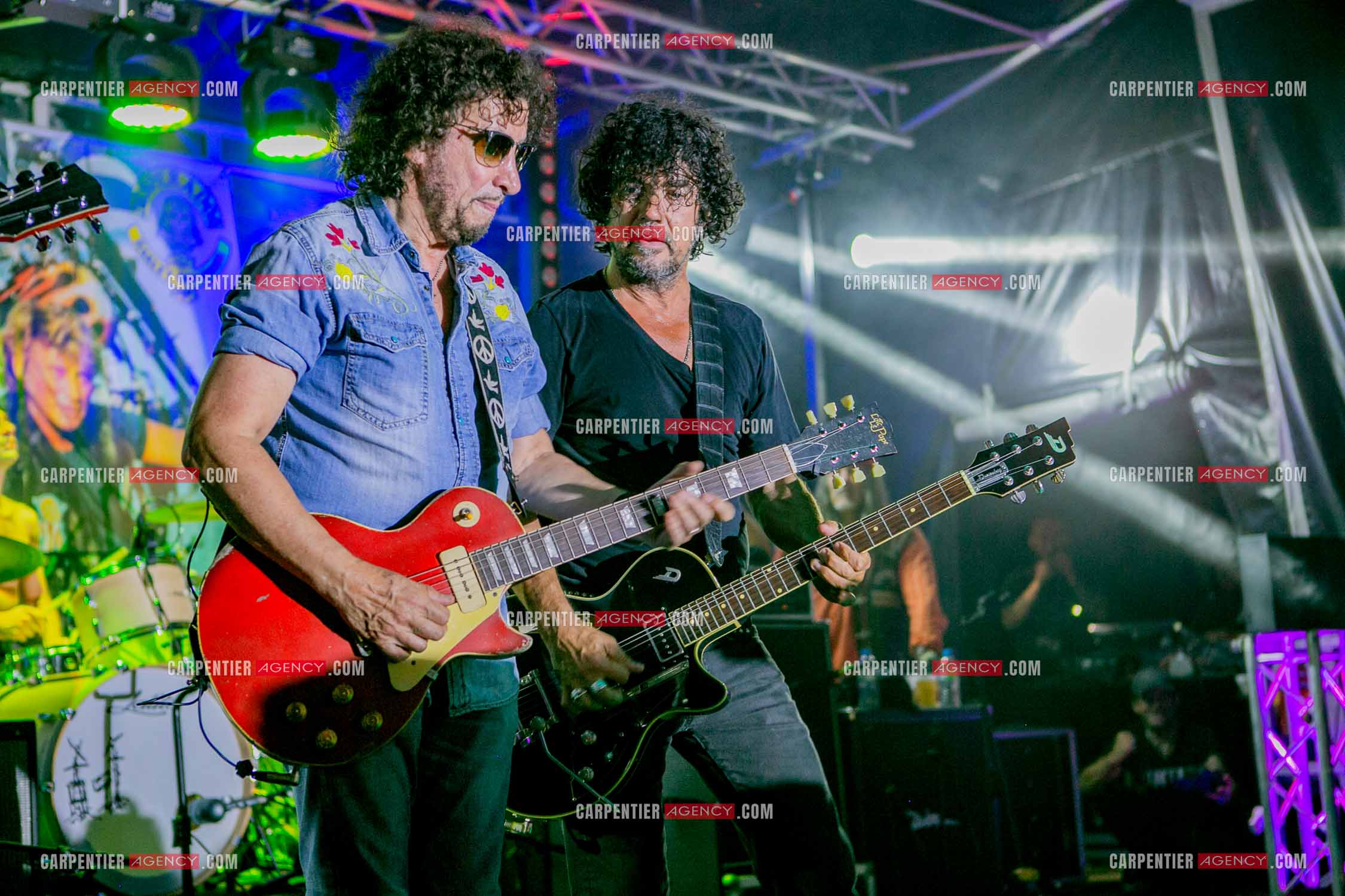 Les deux guitaristes Yarol Poupaud et Norbert Krief dit Nono en concert.