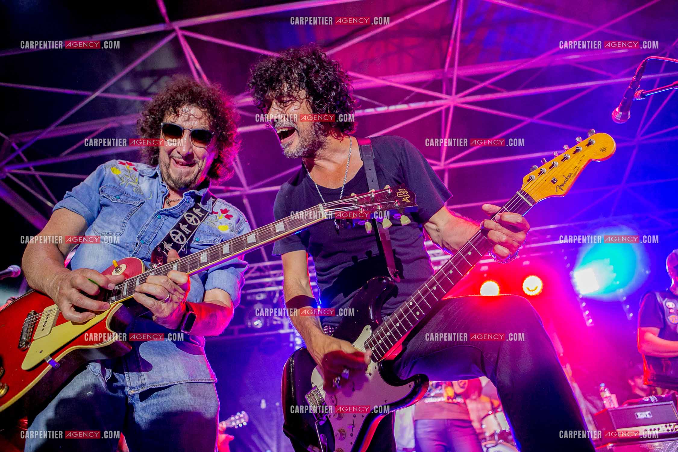 Les deux guitaristes Yarol Poupaud et Norbert Krief dit Nono en concert.