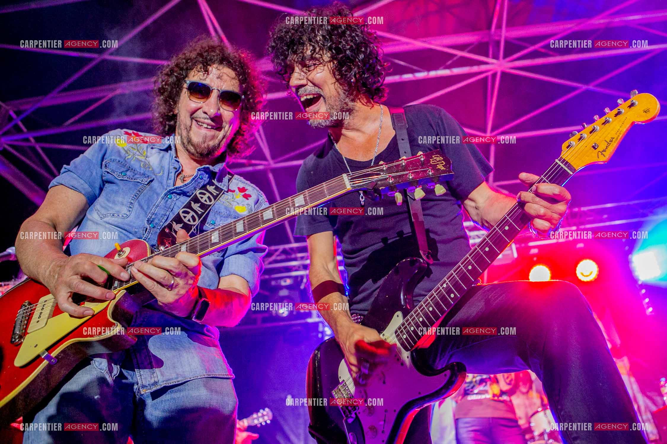 Les deux guitaristes Yarol Poupaud et Norbert Krief dit Nono en concert.