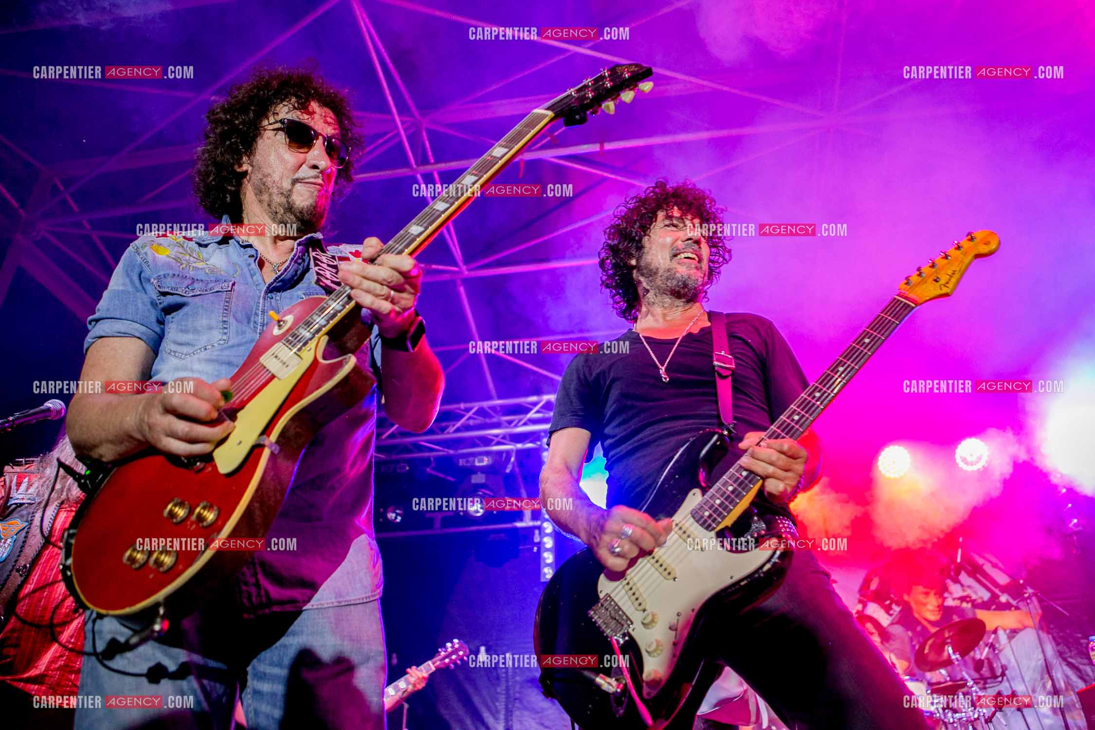 Les deux guitaristes Yarol Poupaud et Norbert Krief dit Nono en concert.