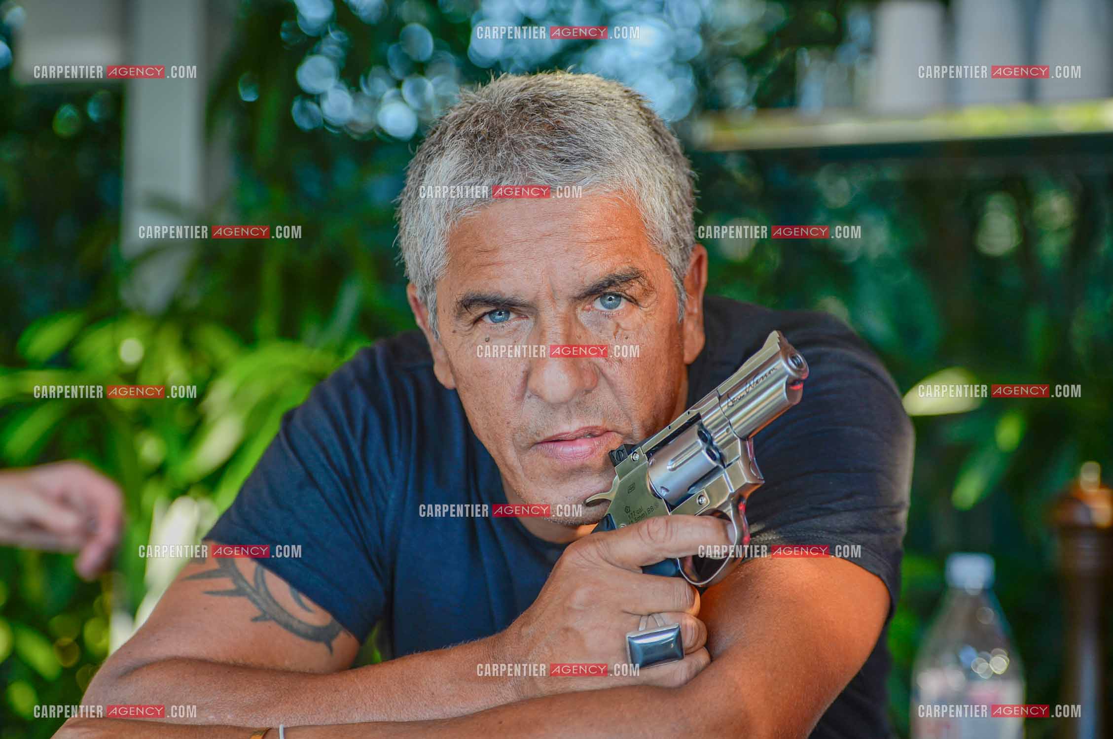 Portrait de l'acteur Samy Naceri avec une arme à feu.    ( Exclusif )