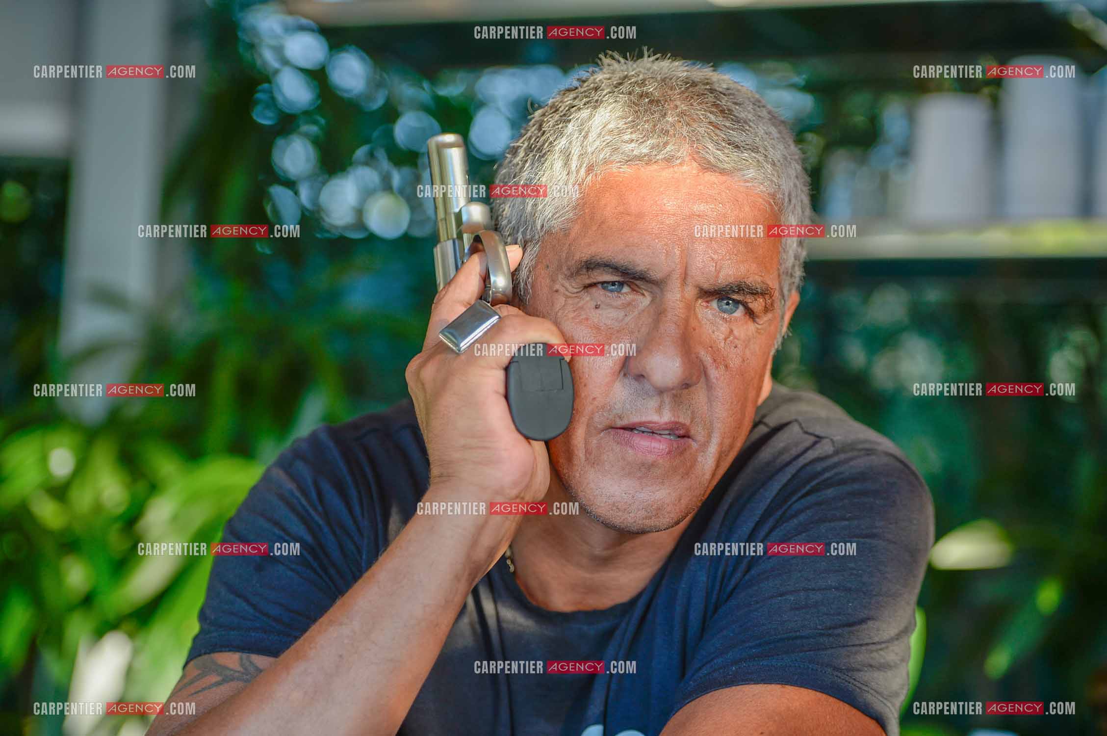 Portrait de l'acteur Samy Naceri avec une arme à feu.    ( Exclusif )