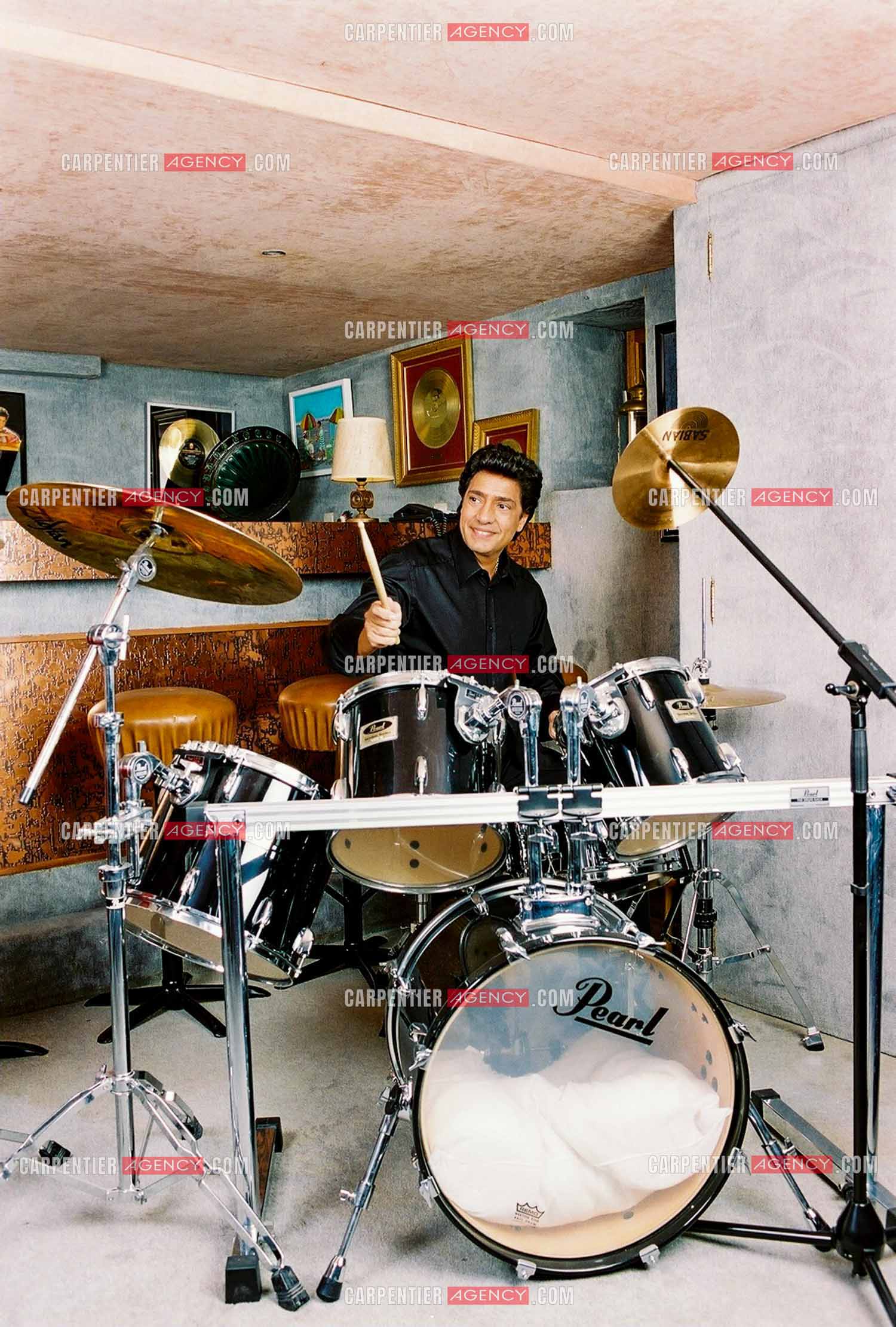 Le chanteur Frédéric François chez lui en Belgique. Frédéric à la batterie.  ( Exclusif )