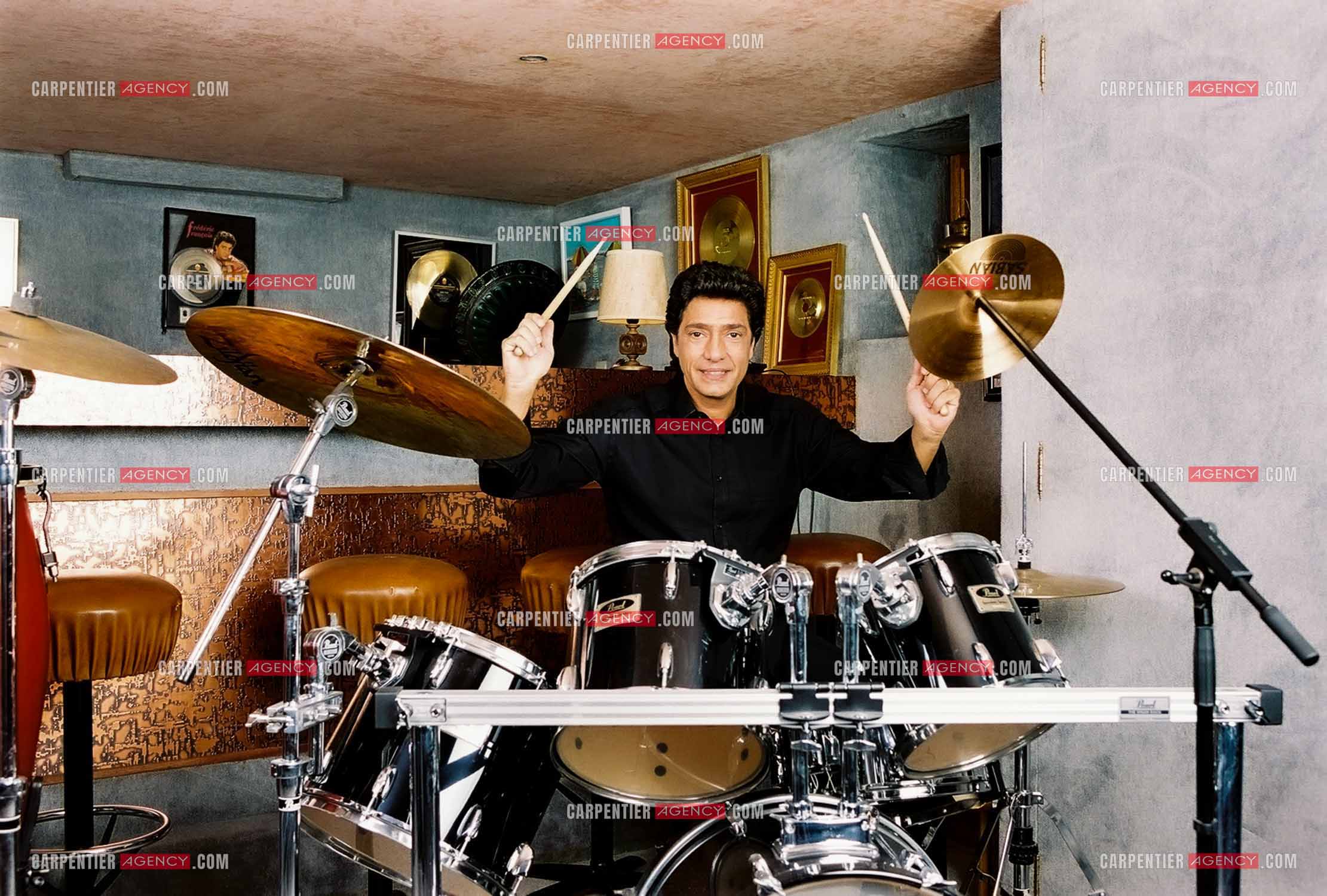 Le chanteur Frédéric François chez lui en Belgique. Frédéric à la batterie.  ( Exclusif )