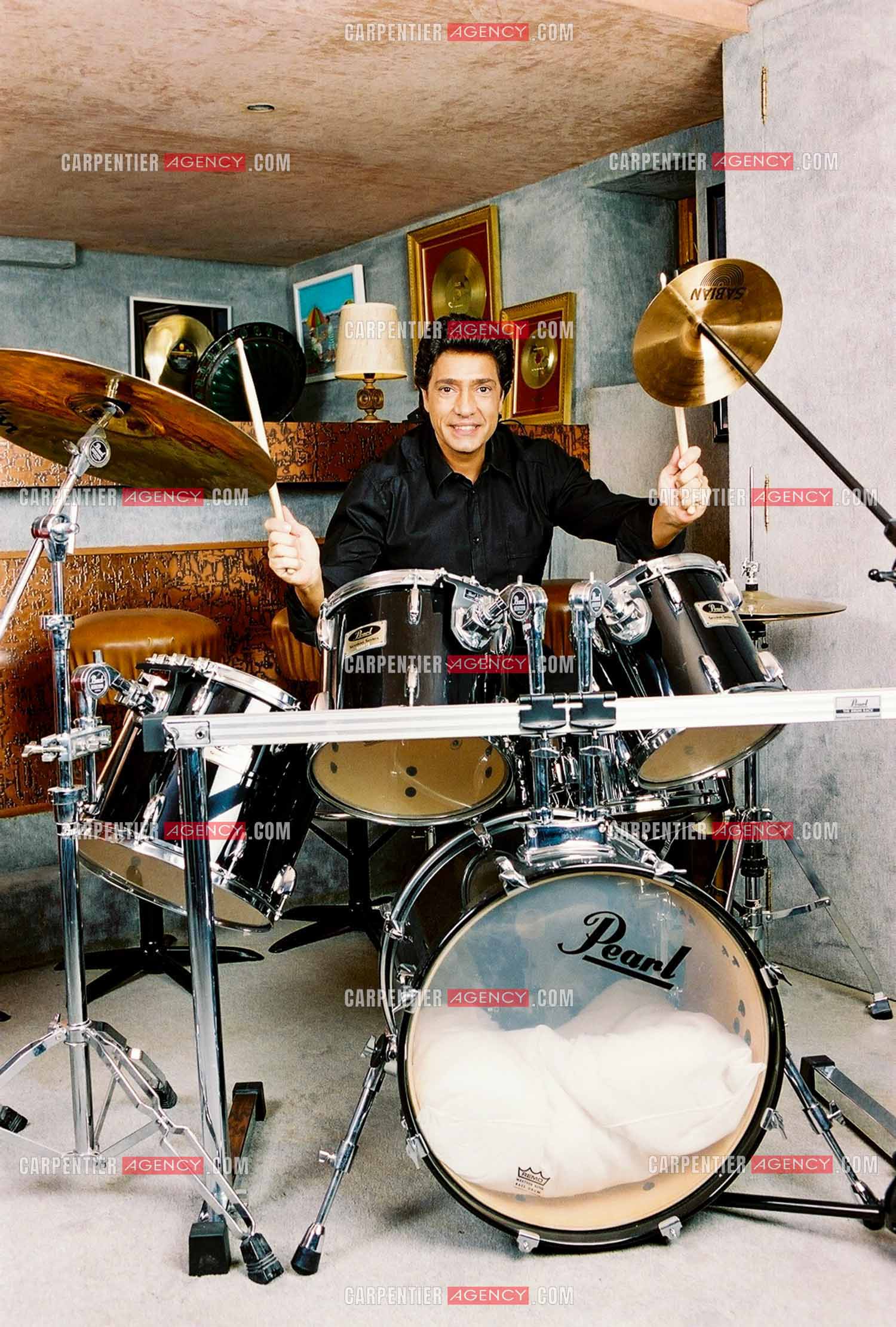 Le chanteur Frédéric François chez lui en Belgique. Frédéric à la batterie.  ( Exclusif )