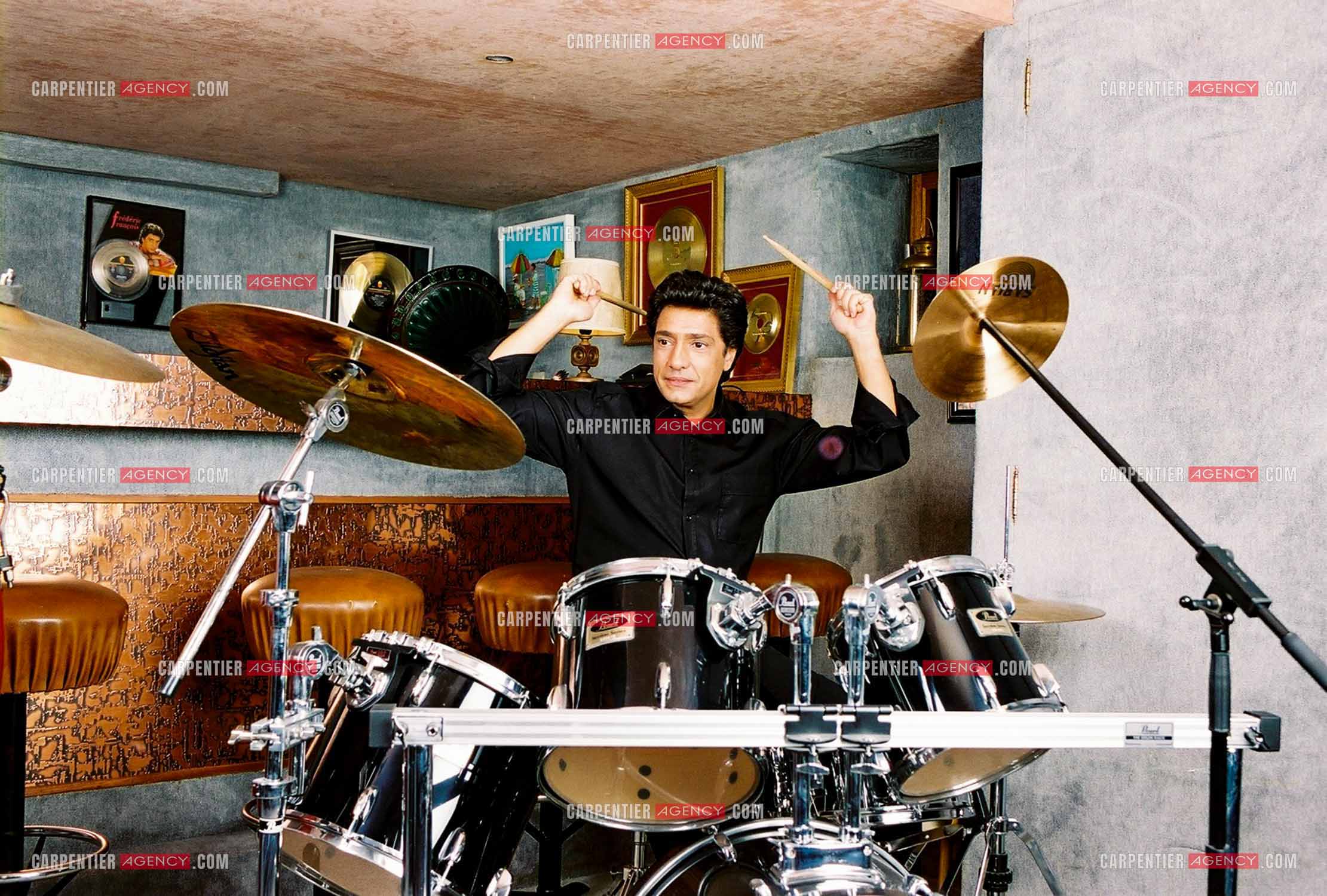 Le chanteur Frédéric François chez lui en Belgique. Frédéric à la batterie.  ( Exclusif )