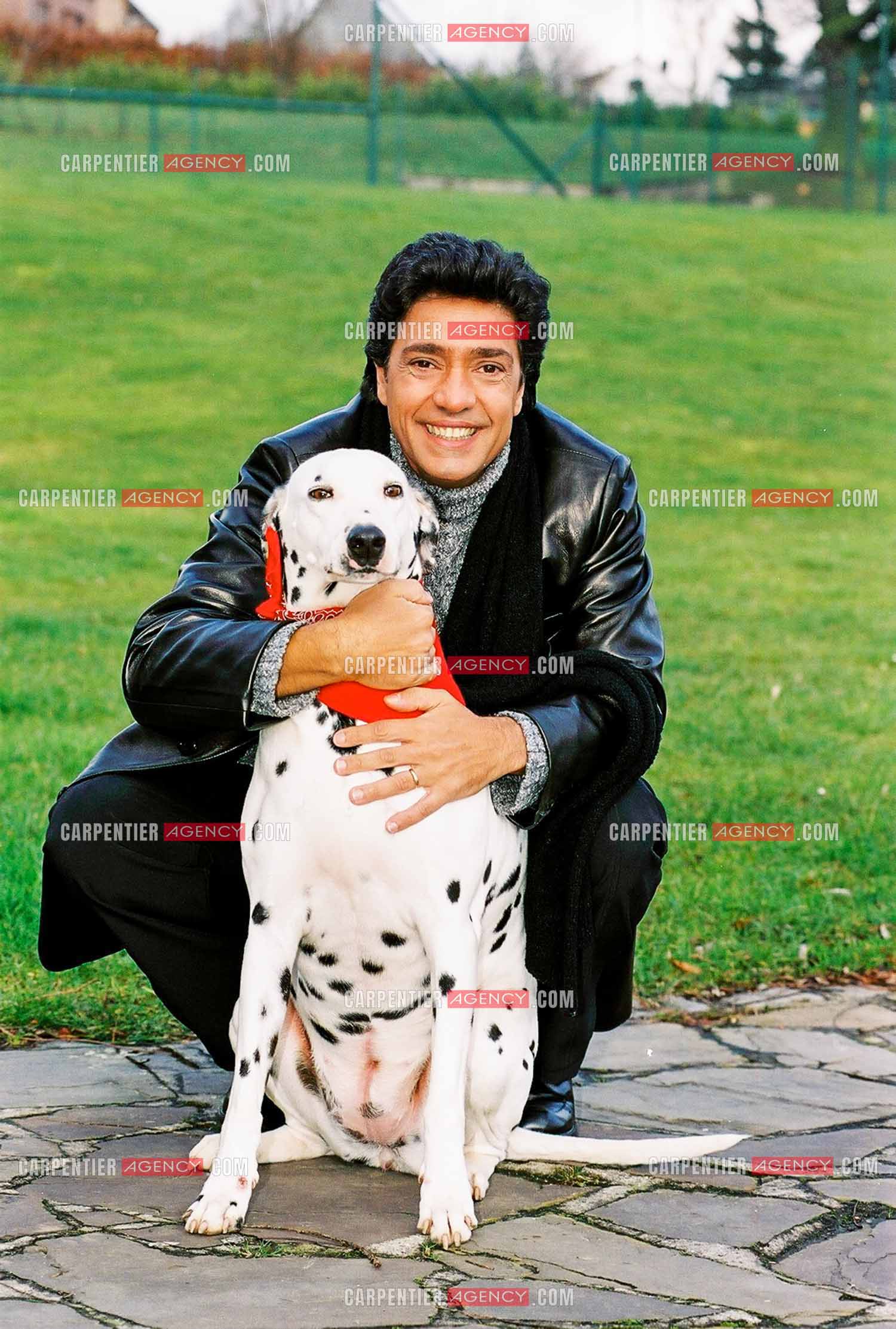 Le chanteur Frédéric François chez lui en Belgique. Frédéric et sa chienne Dalmatien Lady.  ( Exclusif )