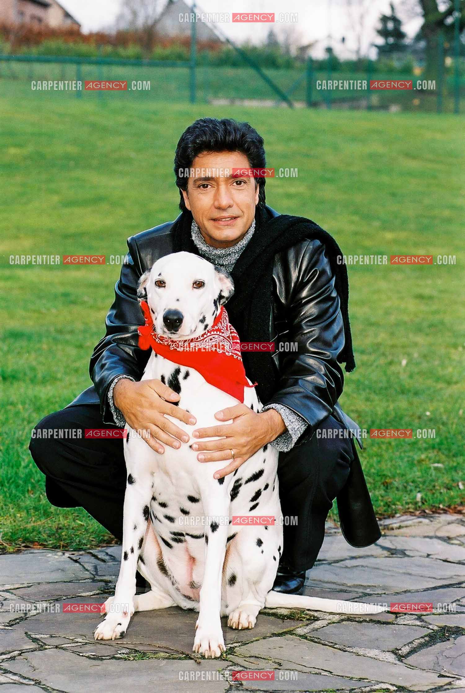 Le chanteur Frédéric François chez lui en Belgique. Frédéric et sa chienne Dalmatien Lady.  ( Exclusif )