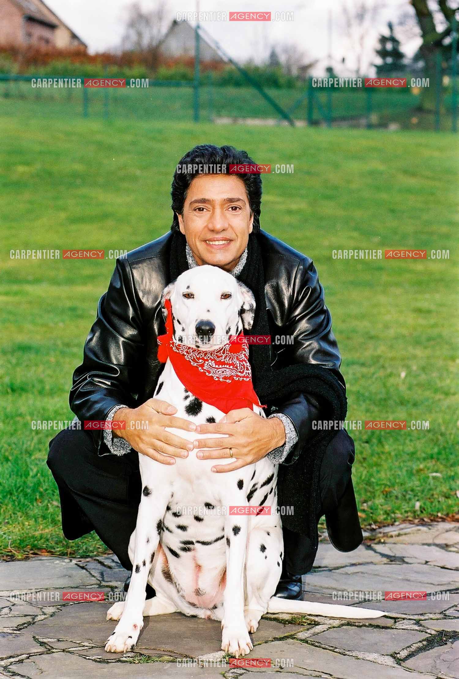 Le chanteur Frédéric François chez lui en Belgique. Frédéric et sa chienne Dalmatien Lady.  ( Exclusif )