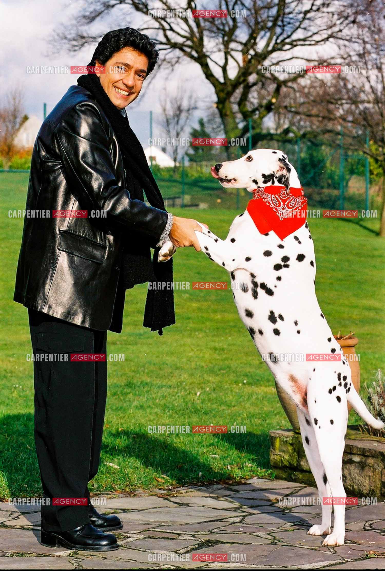 Le chanteur Frédéric François chez lui en Belgique. Frédéric et sa chienne Dalmatien Lady.  ( Exclusif )