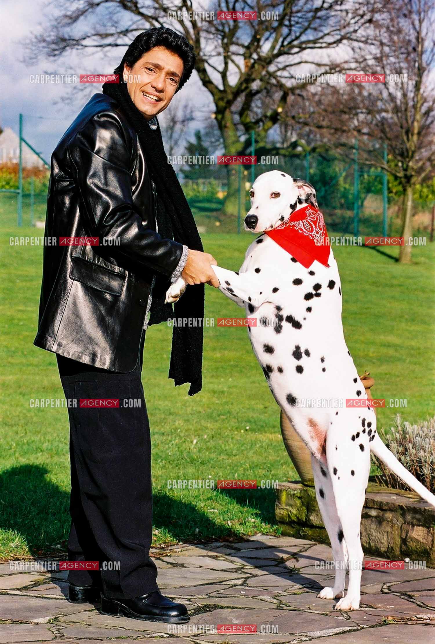 Le chanteur Frédéric François chez lui en Belgique. Frédéric et sa chienne Dalmatien Lady.  ( Exclusif )