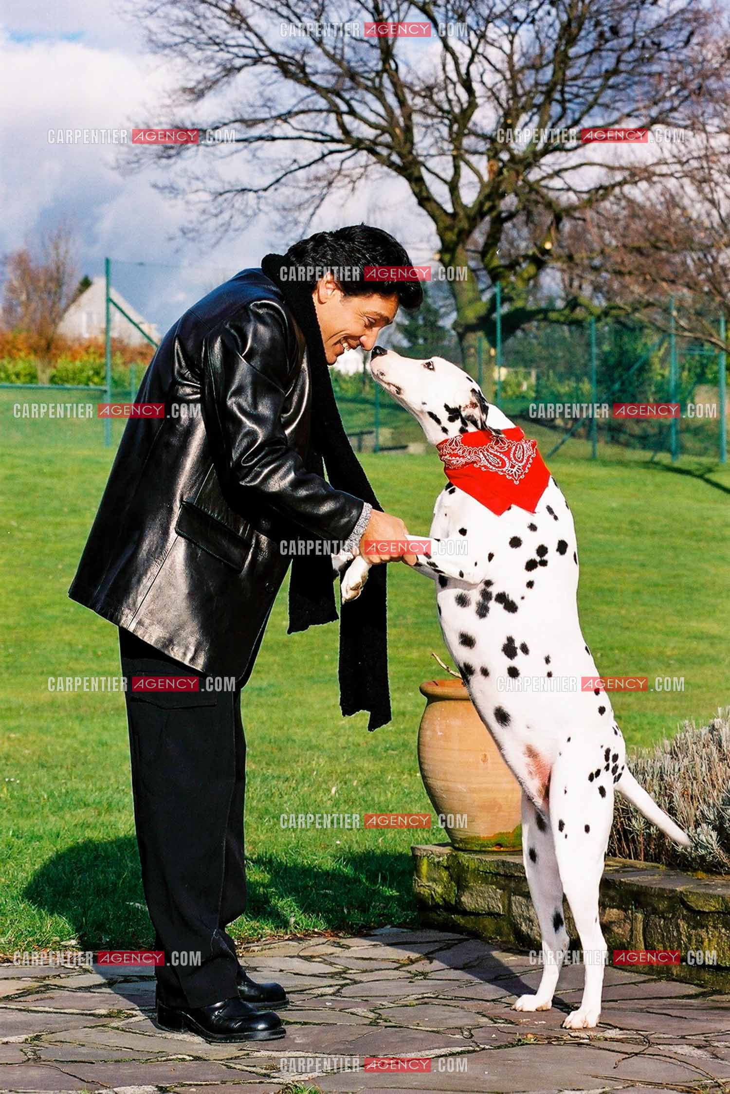 Le chanteur Frédéric François chez lui en Belgique. Frédéric et sa chienne Dalmatien Lady.  ( Exclusif )