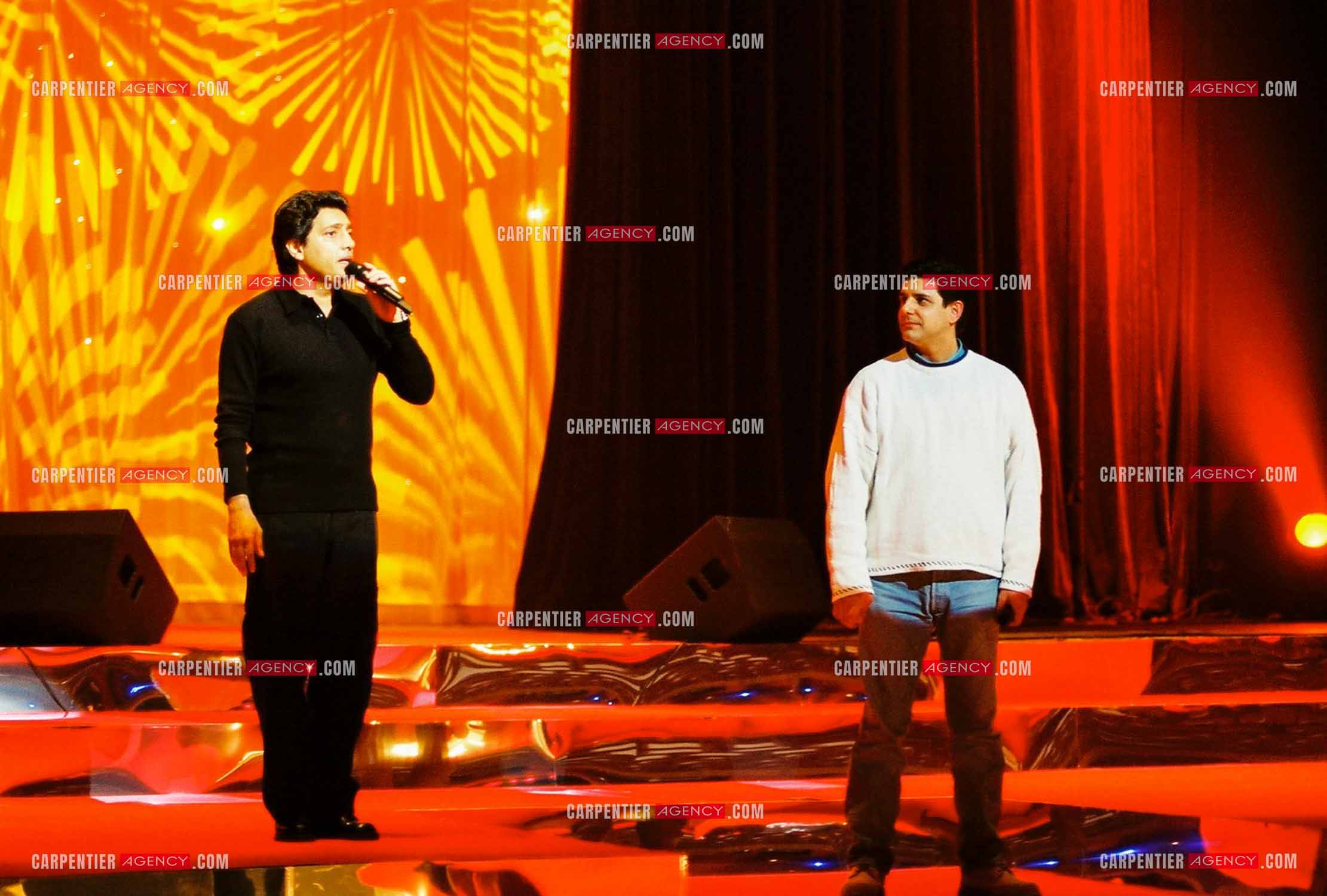 RTL Télévision rend hommage à Frédéric François autour de sa famille et ses amis. Frédéric en duo avec son frère Santo Barracato.   ( Exclusif )