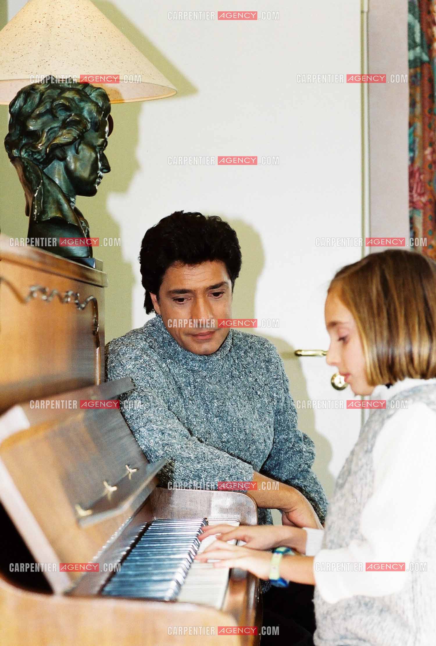 Le chanteur Frédéric François chez lui en Belgique. Frédéric et sa fille Victoria au piano.  ( Exclusif )