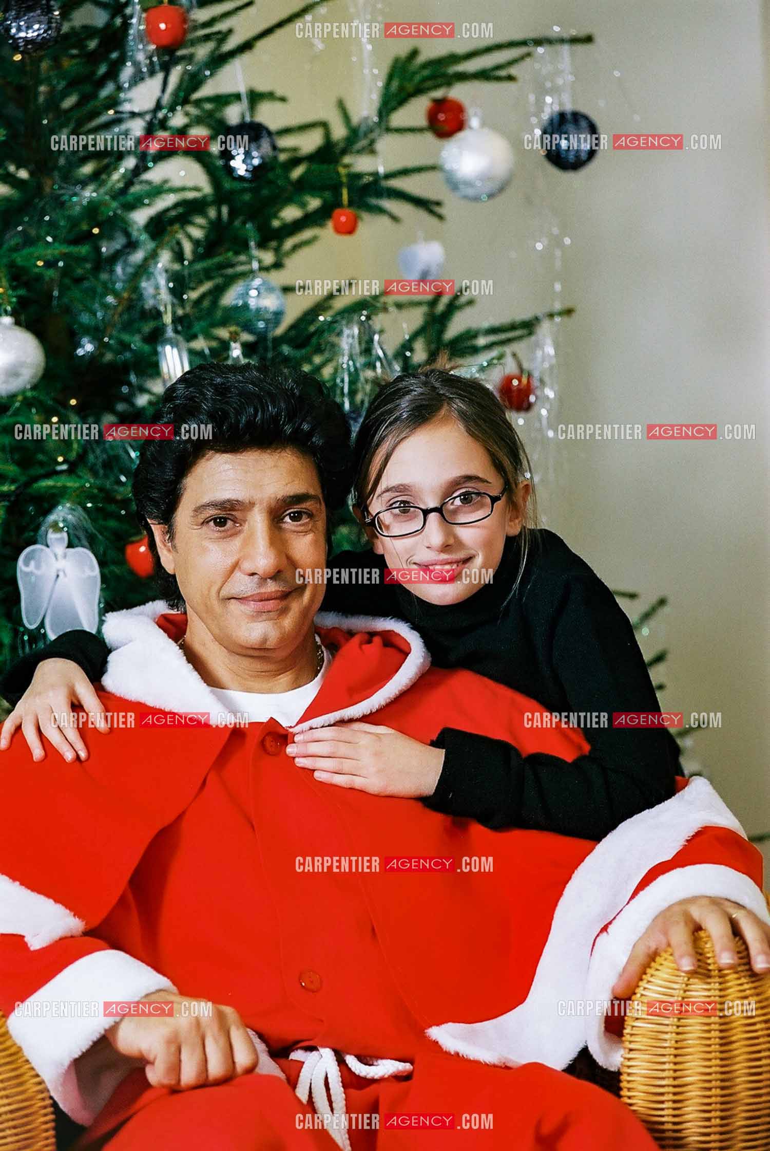 Le chanteur Frédéric François chez lui en Belgique habillé en père Noël pour le plaisir de sa fille Victoria.  ( Exclusif )