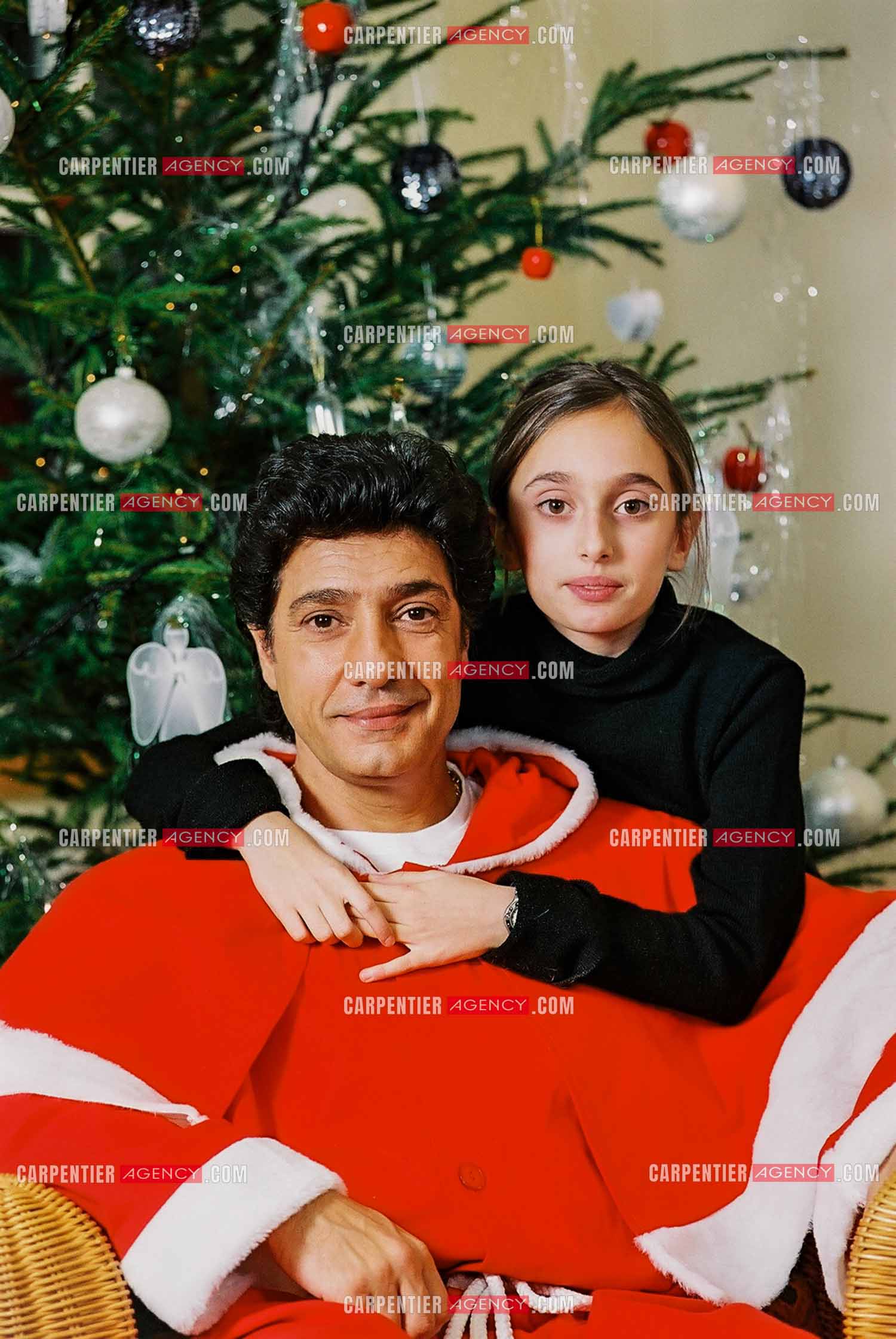 Le chanteur Frédéric François chez lui en Belgique habillé en père Noël pour le plaisir de sa fille Victoria.  ( Exclusif )