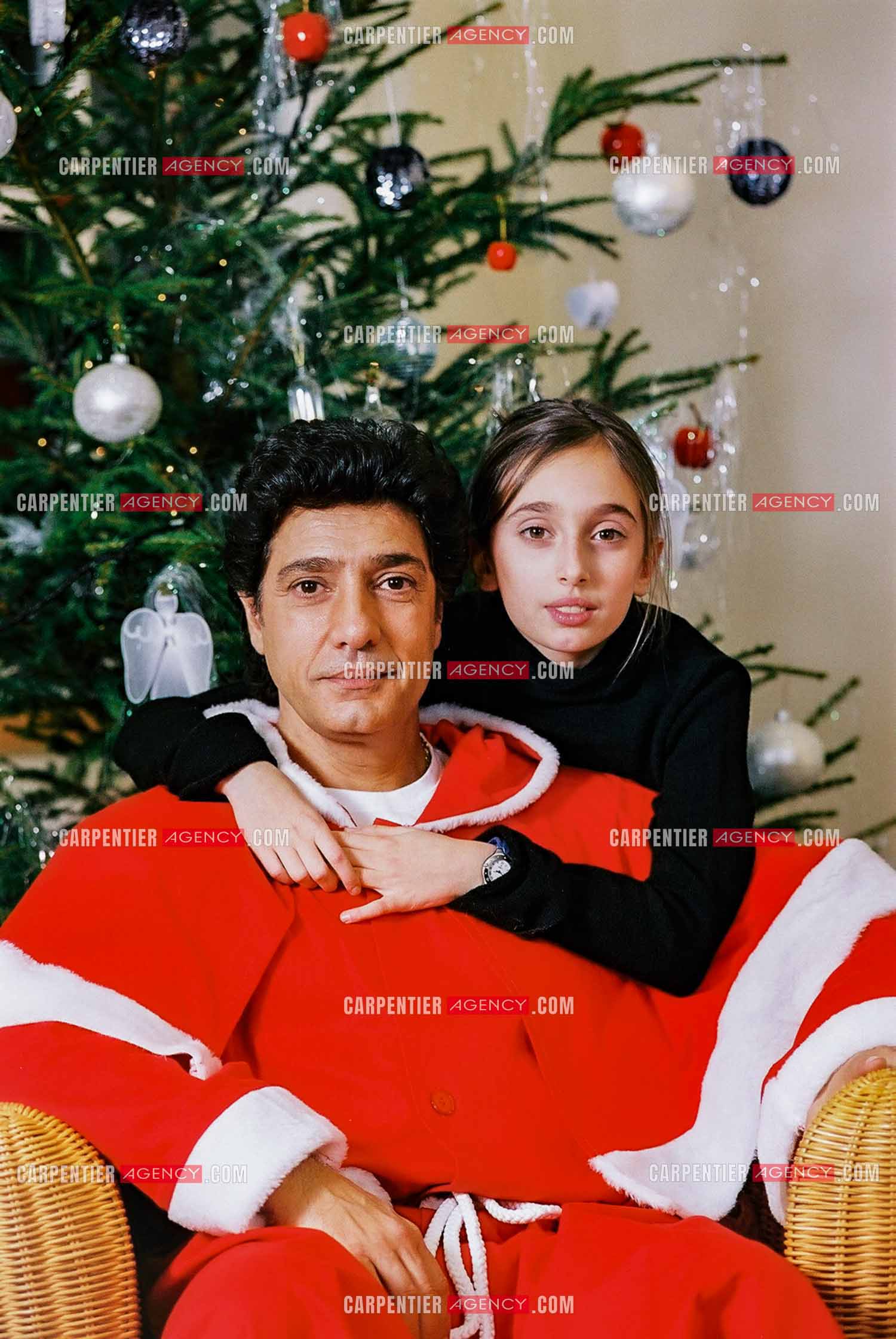 Le chanteur Frédéric François chez lui en Belgique habillé en père Noël pour le plaisir de sa fille Victoria.  ( Exclusif )