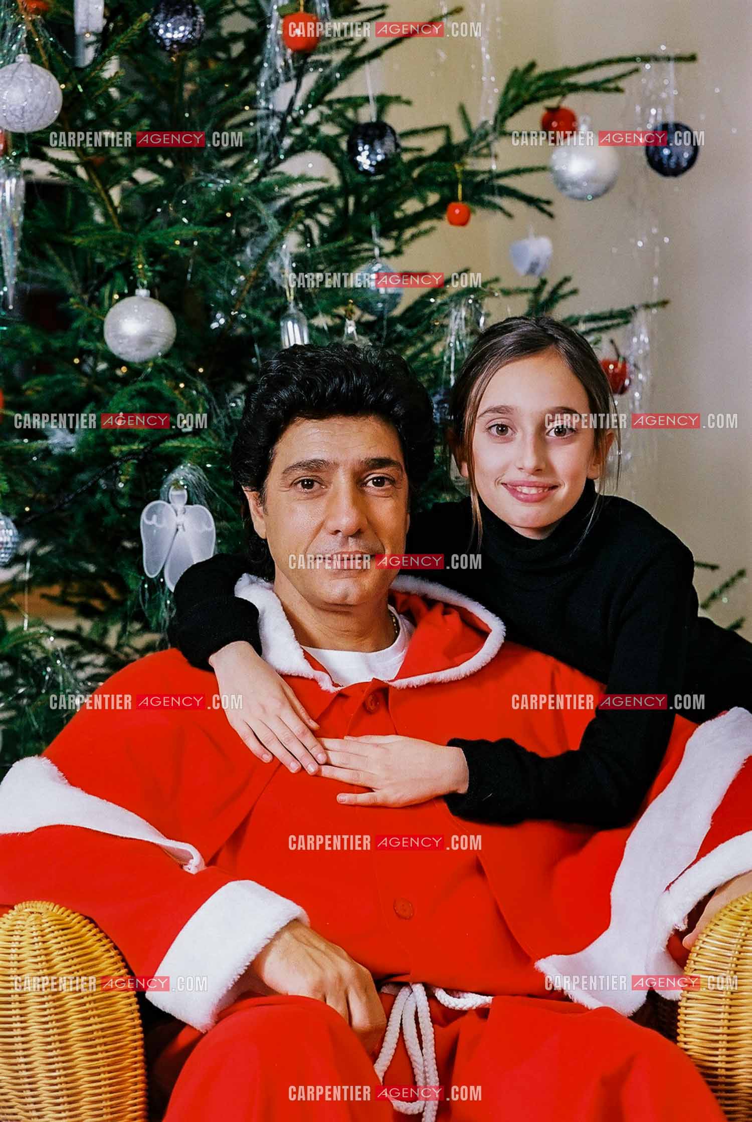 Le chanteur Frédéric François chez lui en Belgique habillé en père Noël pour le plaisir de sa fille Victoria.  ( Exclusif )