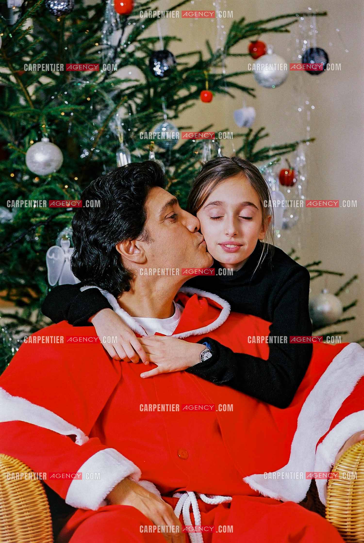 Le chanteur Frédéric François chez lui en Belgique habillé en père Noël pour le plaisir de sa fille Victoria.  ( Exclusif )