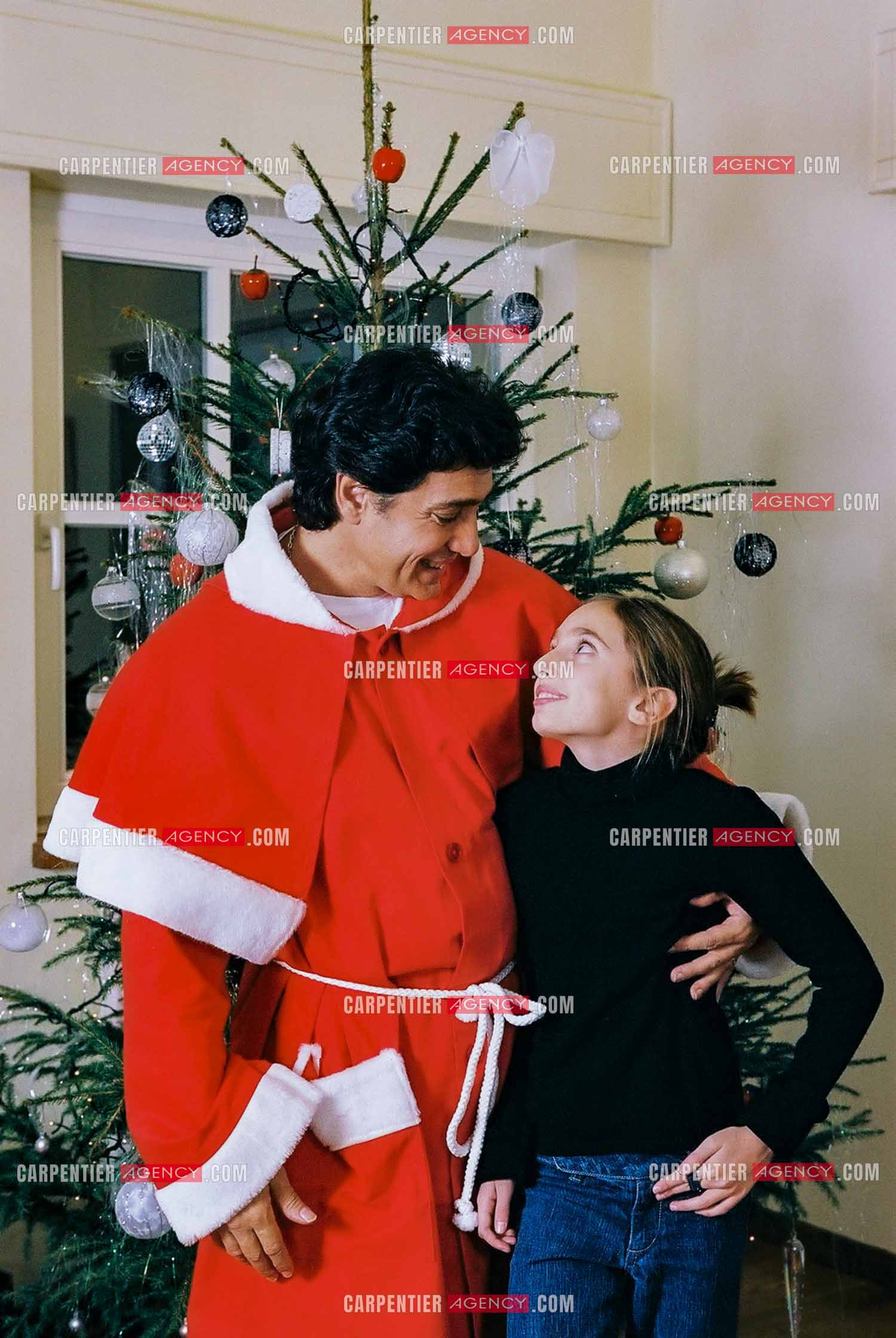 Le chanteur Frédéric François chez lui en Belgique habillé en père Noël pour le plaisir de sa fille Victoria.  ( Exclusif )