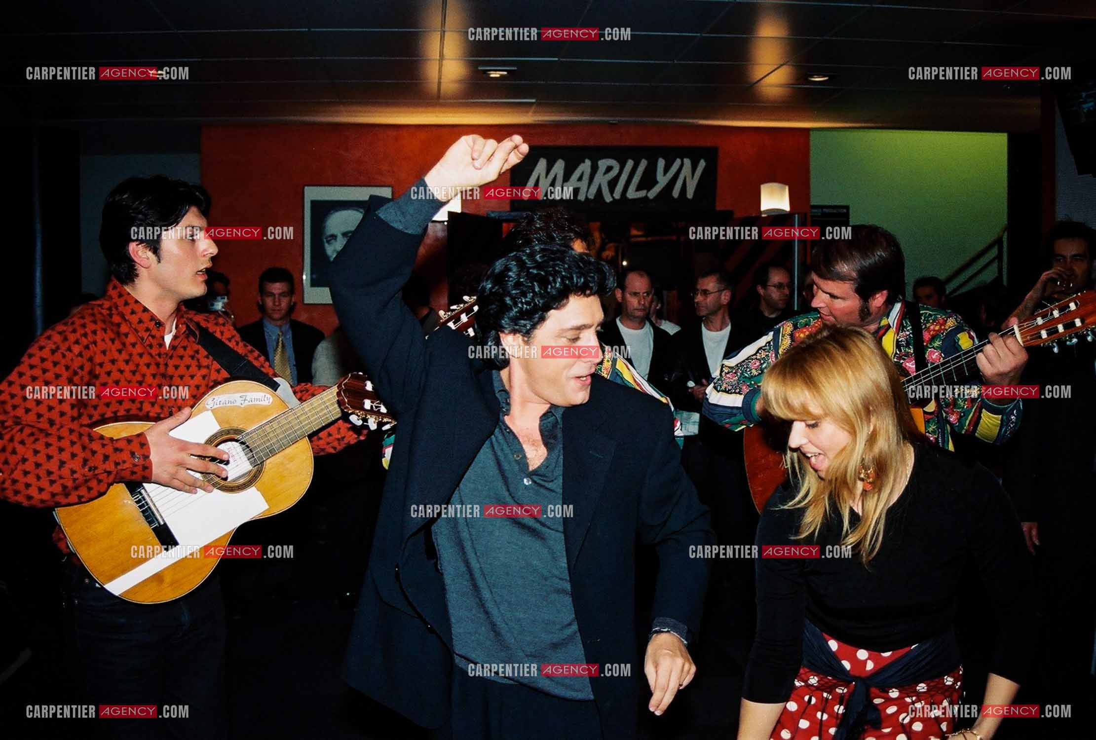 Le chanteur Frédéric François à l'Olympia du 10 au 19 mars 2000. Petite fête dans les loges pour la dernière date de cet Olympia. ( Exclusif )