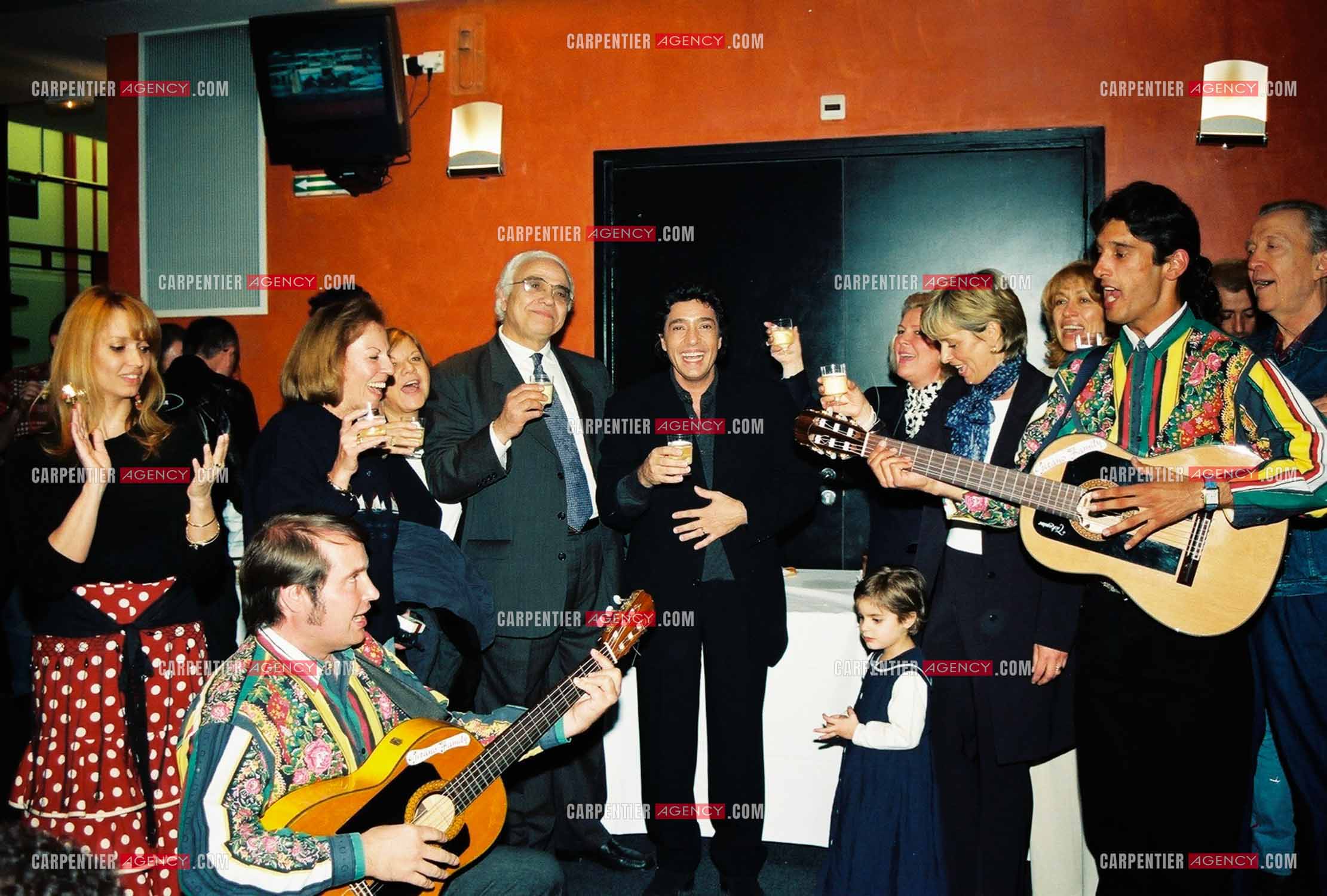 Le chanteur Frédéric François à l'Olympia du 10 au 19 mars 2000. Petite fête dans les loges pour la dernière date de cet Olympia. Frédéric entouré de sa femme Monique, son manager Moïse Benitha Patricia Coquatrix et le parolier Michel Jourdan.  ( Exclusif )