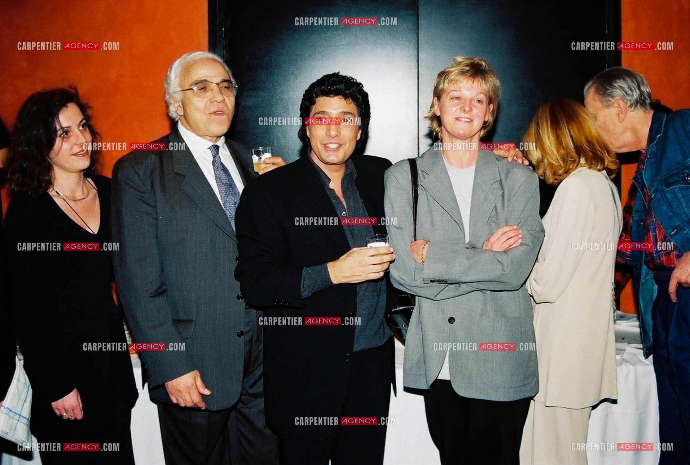 Le chanteur Frédéric François à l'Olympia du 10 au 19 mars 2000. Petite fête dans les loges pour la dernière date de cet Olympia. Frédéric entouré de son manager Moïse Benitha et ses deux attachées de presse Catherine Battner et Vincence Stark. ( Exclusif )