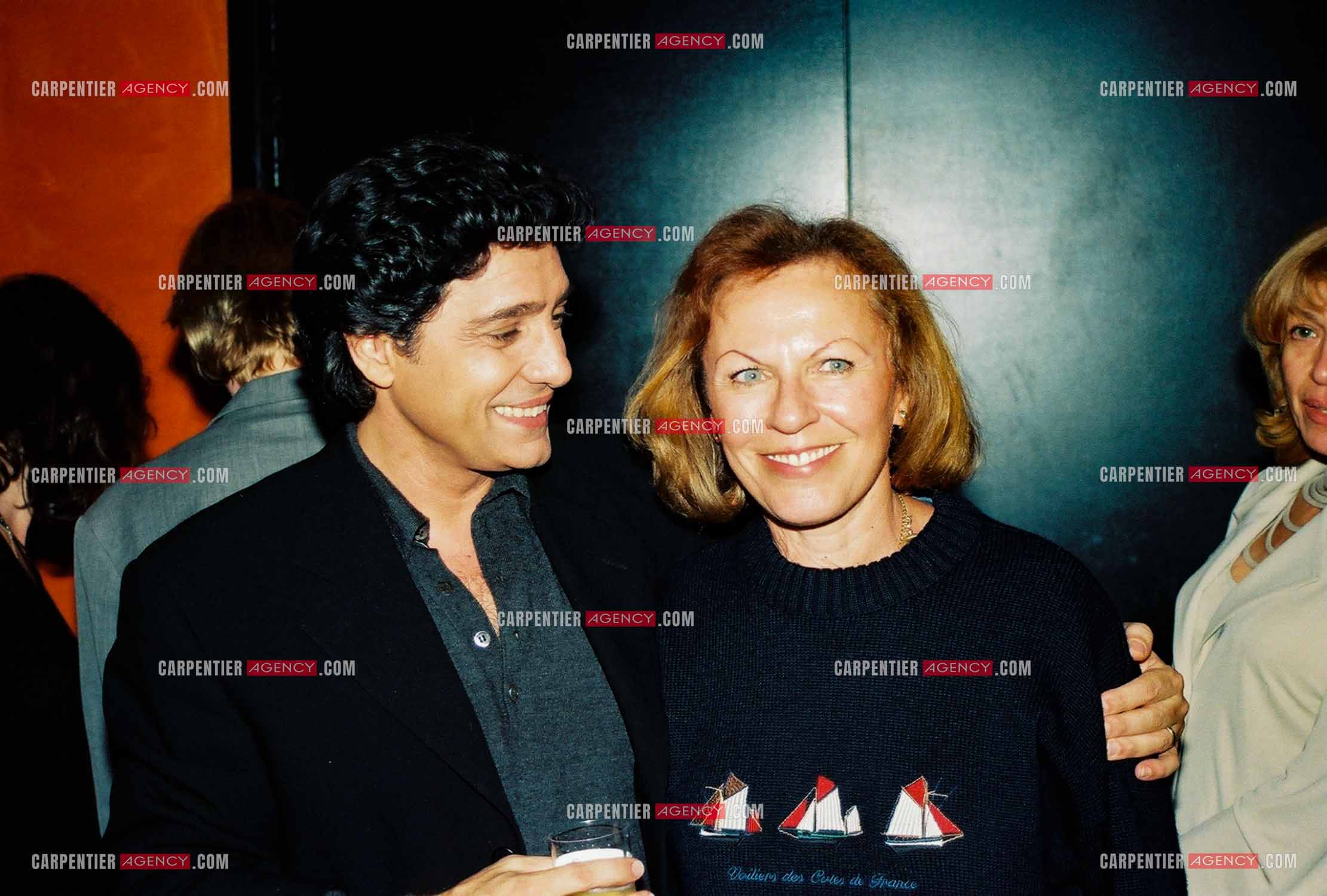 Le chanteur Frédéric François à l'Olympia du 10 au 19 mars 2000. Petite fête dans les loges pour la dernière date de cet Olympia. Frédéric et Patricia Coquatrix.  ( Exclusif )