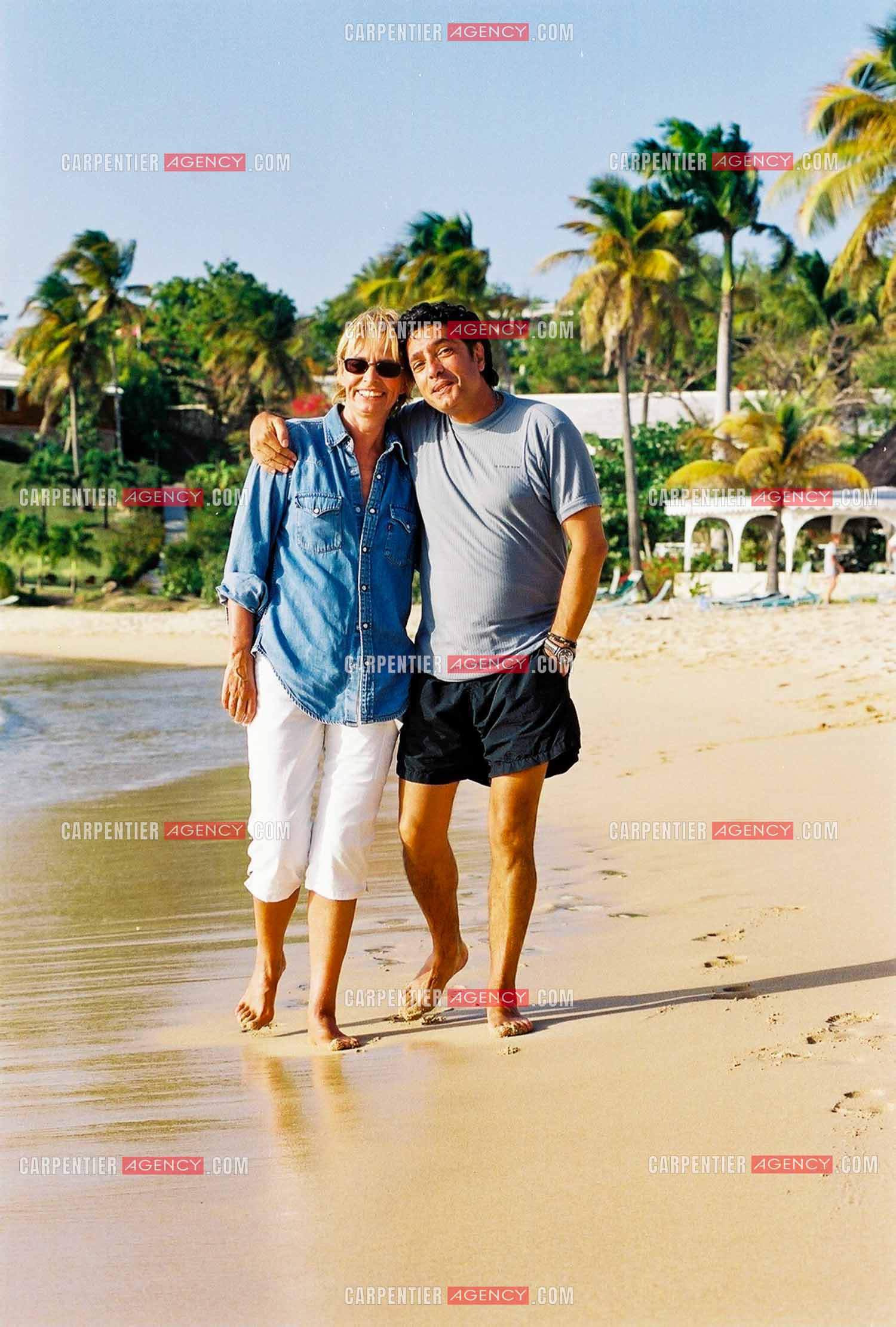 Le chanteur Frédéric François et sa femme Monique lors des escales de sa croisière aux Caraïbes en 2001.  ( Exclusif )