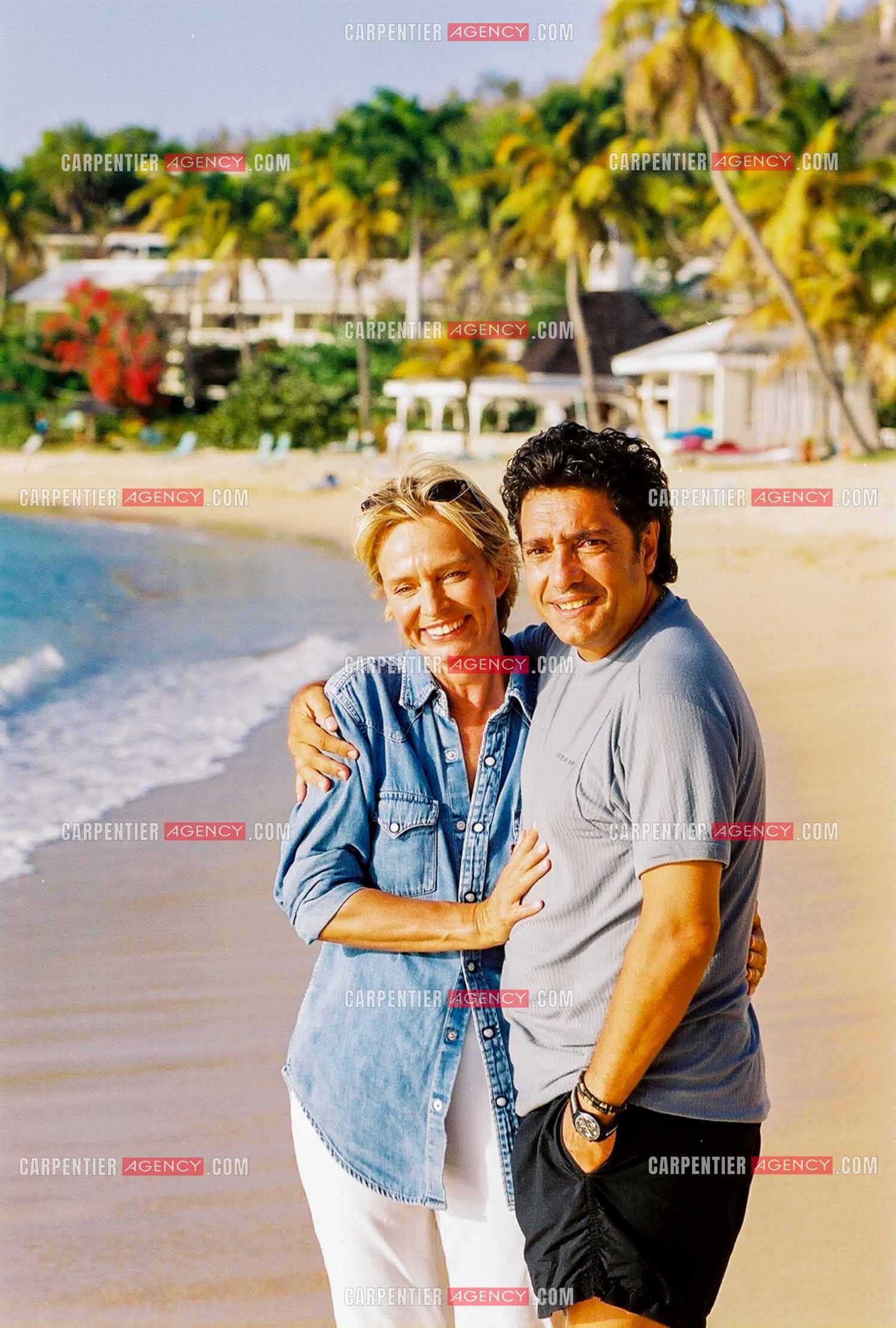 Le chanteur Frédéric François et sa femme Monique lors des escales de sa croisière aux Caraïbes en 2001.  ( Exclusif )