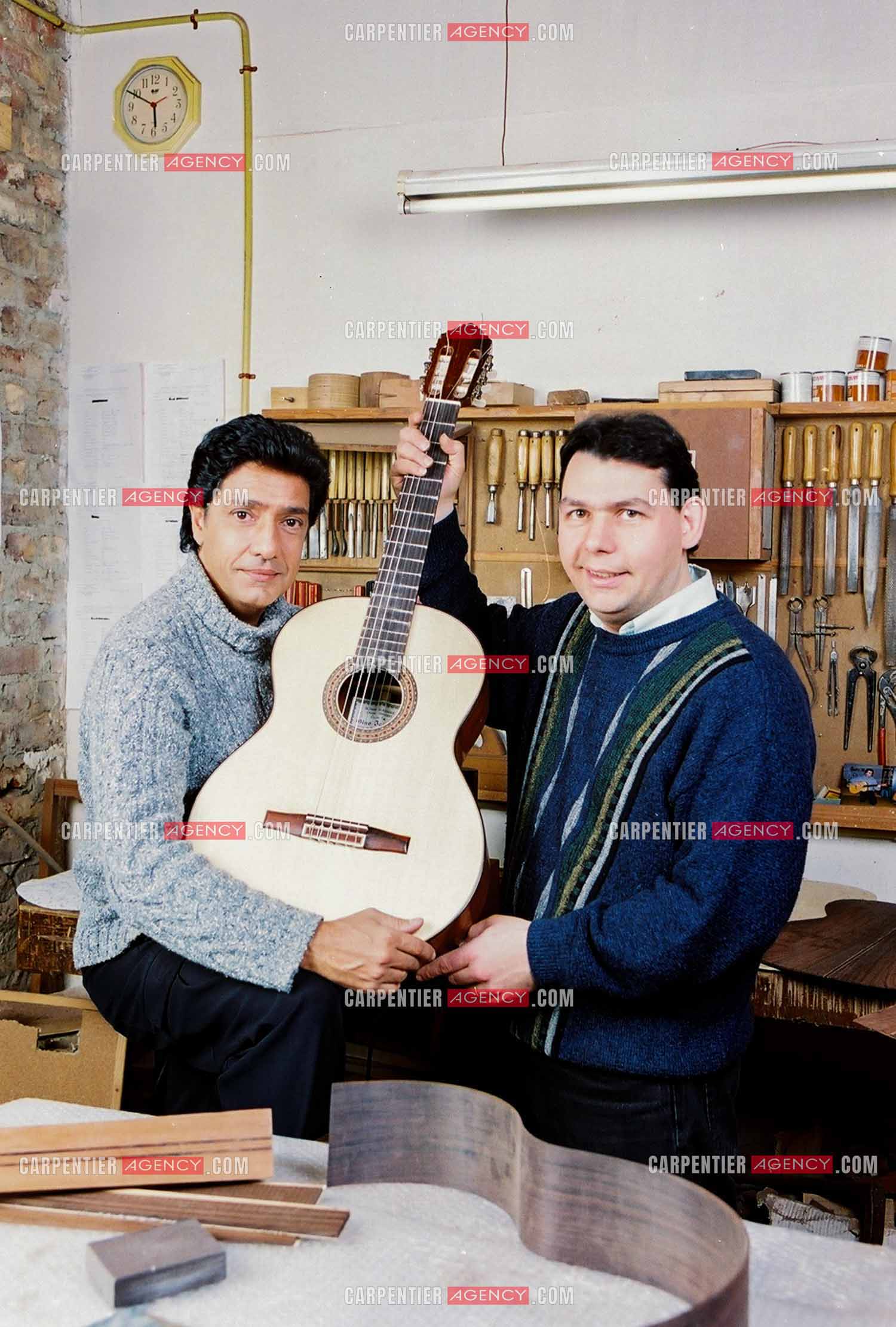 Le chanteur Frédéric François chez lui en Belgique. Frédéric et son luthier Gino Lannelli.  ( Exclusif )