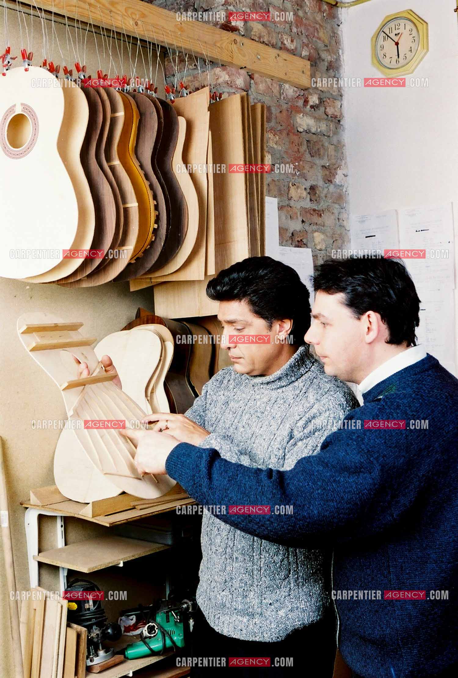 Le chanteur Frédéric François chez lui en Belgique. Frédéric et son luthier Gino Lannelli.  ( Exclusif )