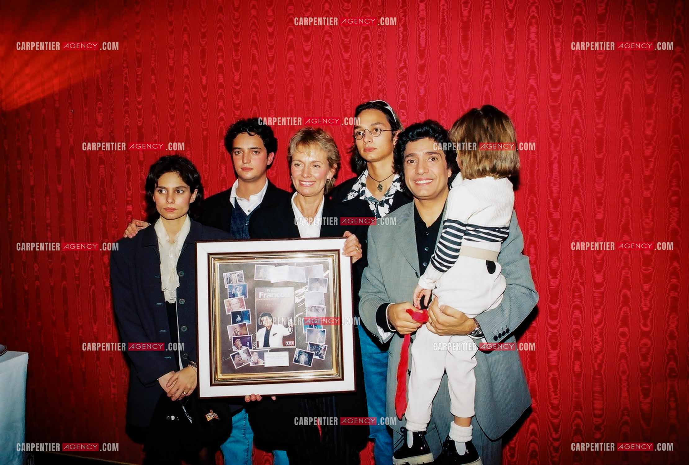 Le chanteur Frédéric François à l'Olympia du 10 au 19 mars 2000. Frédéric entouré de sa famille. Gloria, Vincent, sa femme Monique, Anthony et Victoria dans ses bras.  ( Exclusif )