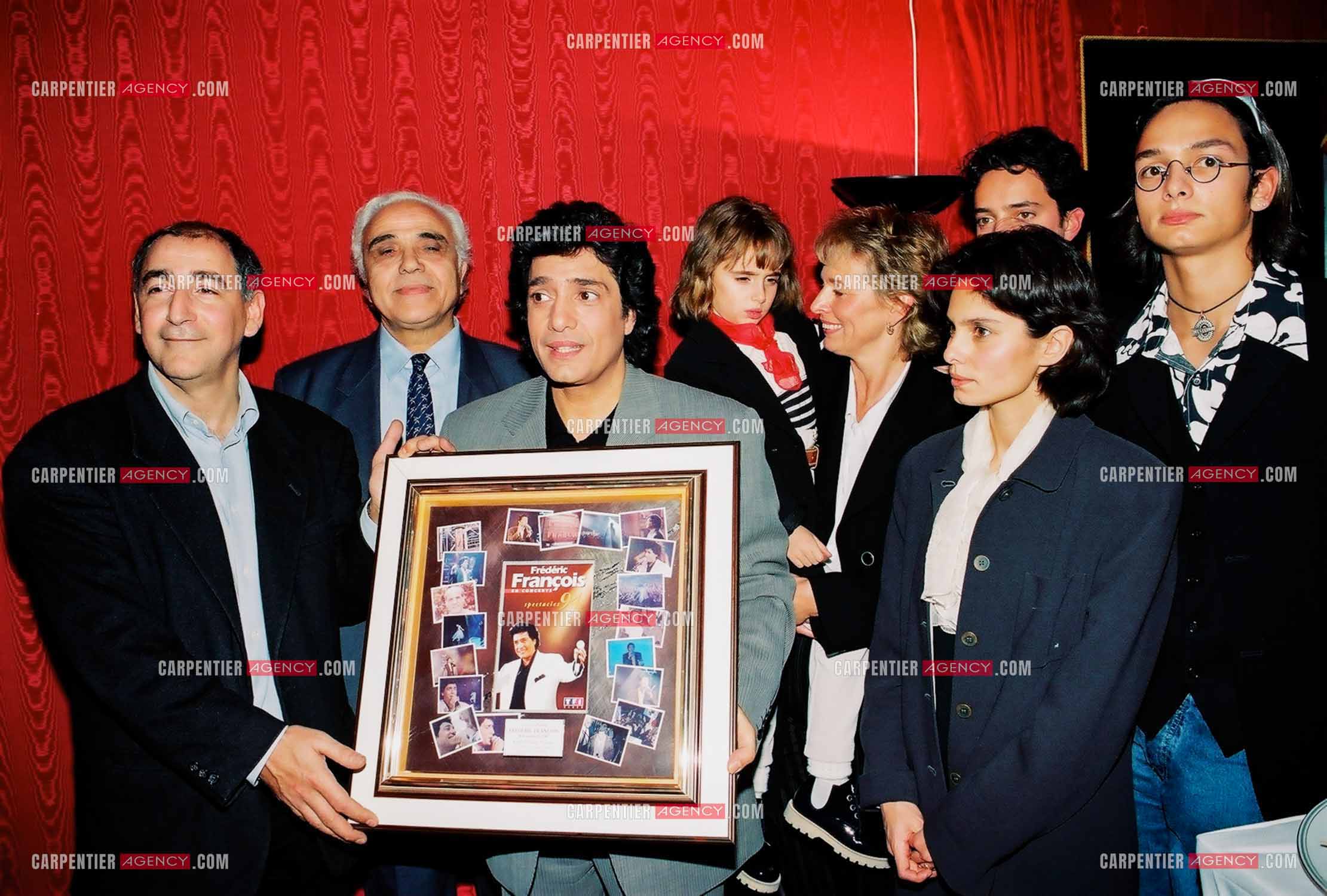 Le chanteur Frédéric François à l'Olympia du 10 au 19 mars 2000. Remise de son disque d'or pour son spectacle de 1994 par sa maison de disque. Frédéric est entouré de sa famille, Vincent, Victoria, sa femme Monique, Gloria et Anthony.  ( Exclusif )