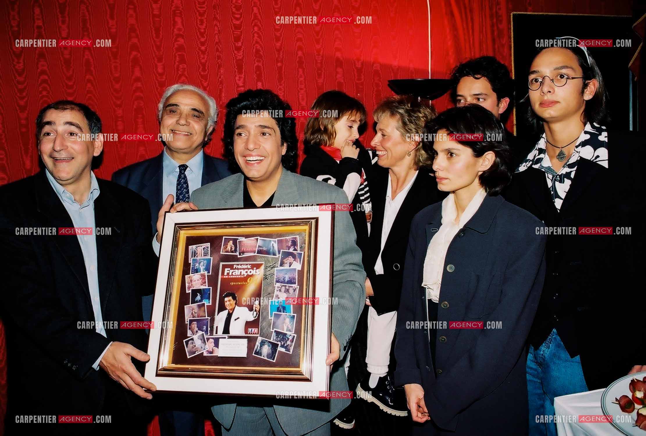 Le chanteur Frédéric François à l'Olympia du 10 au 19 mars 2000. Remise de son disque d'or pour son spectacle de 1994 par sa maison de disque. Frédéric est entouré de sa famille, Vincent, Victoria, sa femme Monique, Gloria et Anthony.  ( Exclusif )