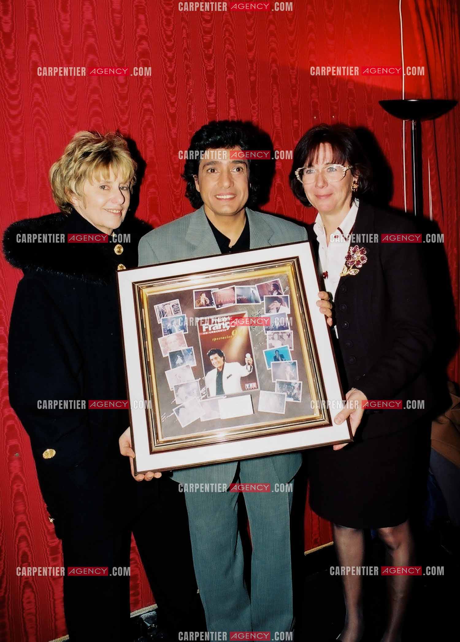 Le chanteur Frédéric François à l'Olympia du 10 au 19 mars 2000. Frédéric est entouré des représentantes de RTL dont la directrice Monique Le Marcis.   ( Exclusif )